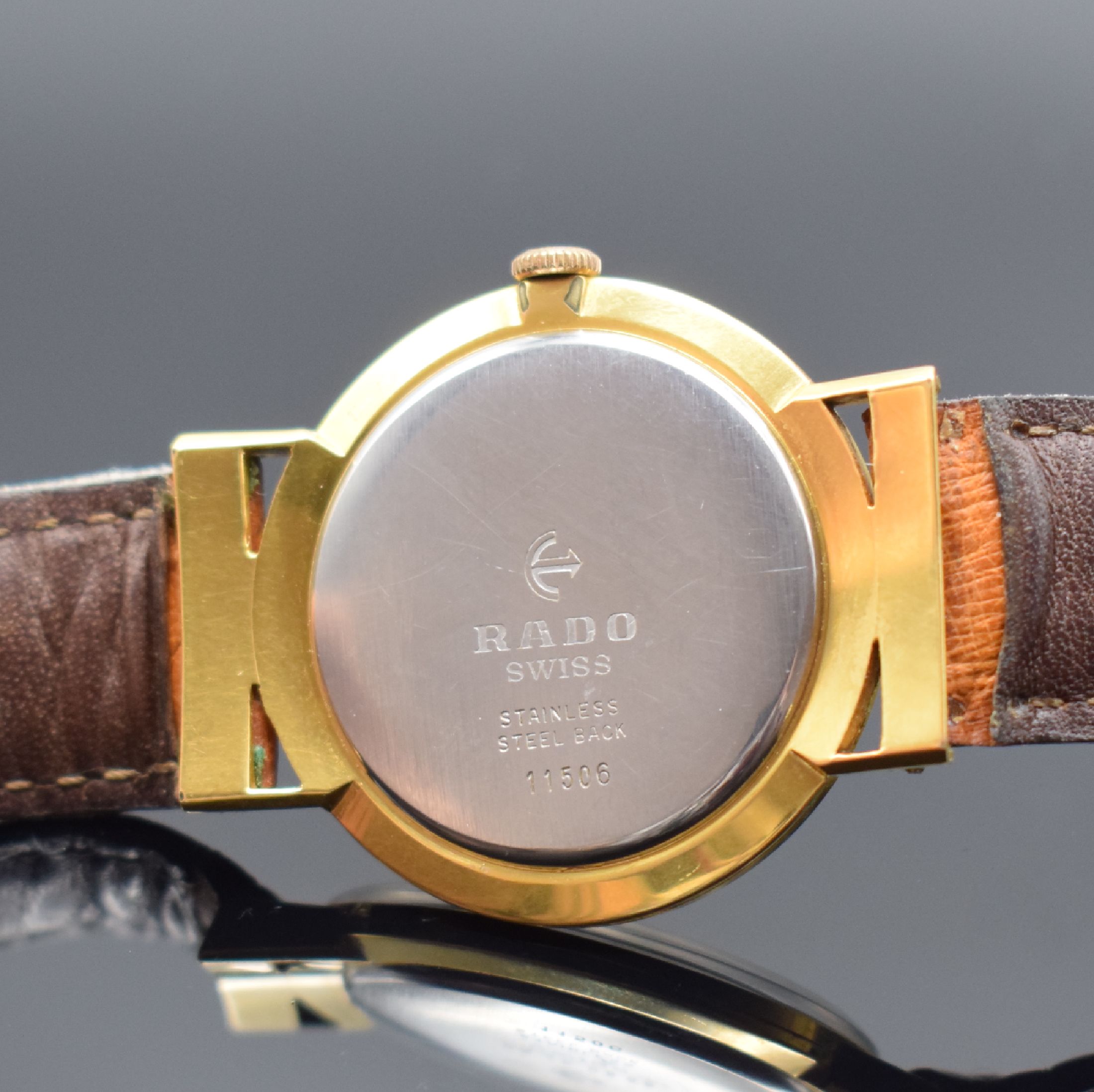 Detail c: RADO Armbanduhr, Handaufzug, Schweiz um 1965, verg. Geh., Edelstahlboden aufgedr., gold. Zifferbl. altersbed. fein pat., Index- Innenlünette, Anz. ...