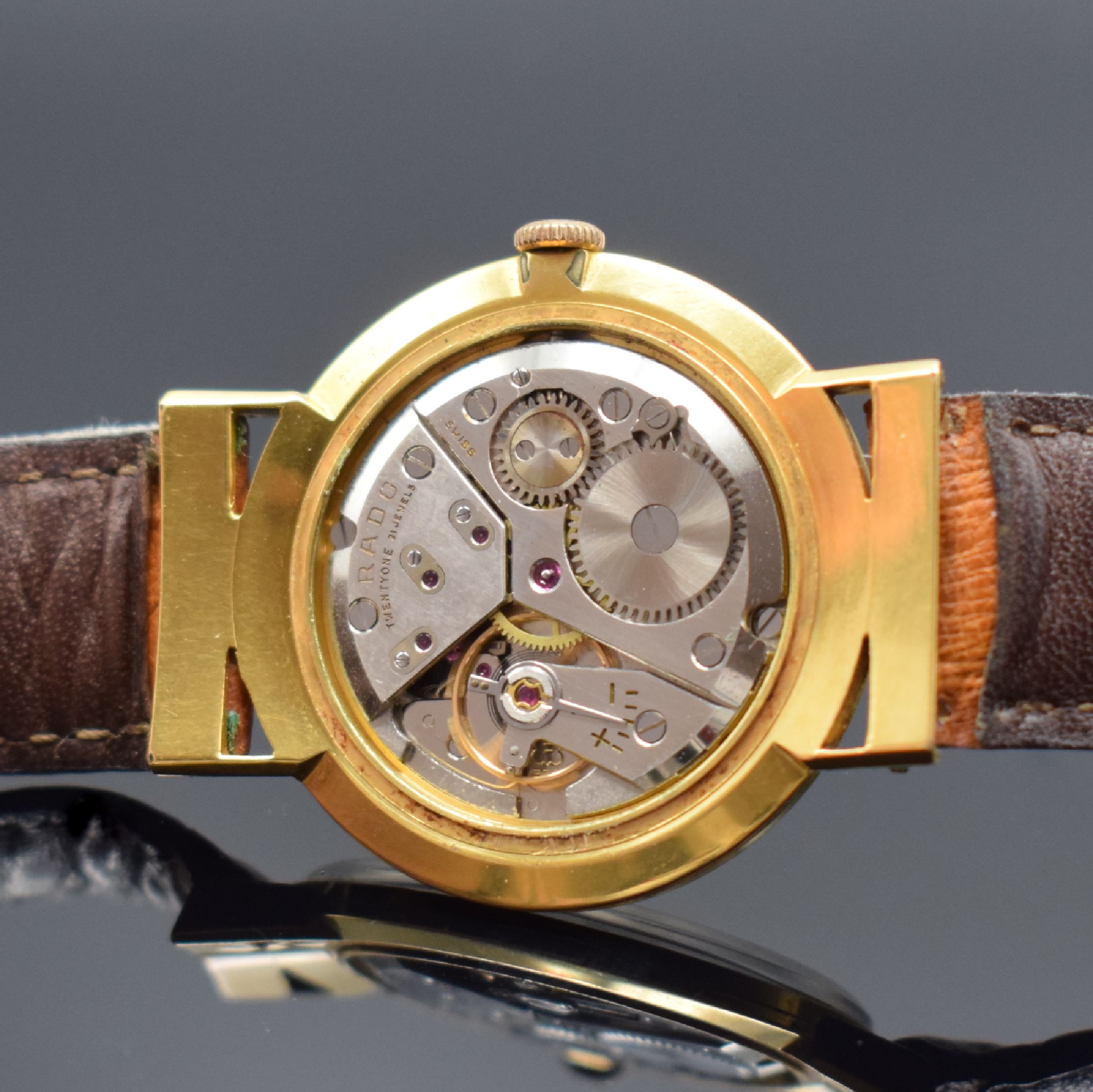 Detail d: RADO Armbanduhr, Handaufzug, Schweiz um 1965, verg. Geh., Edelstahlboden aufgedr., gold. Zifferbl. altersbed. fein pat., Index- Innenlünette, Anz. ...