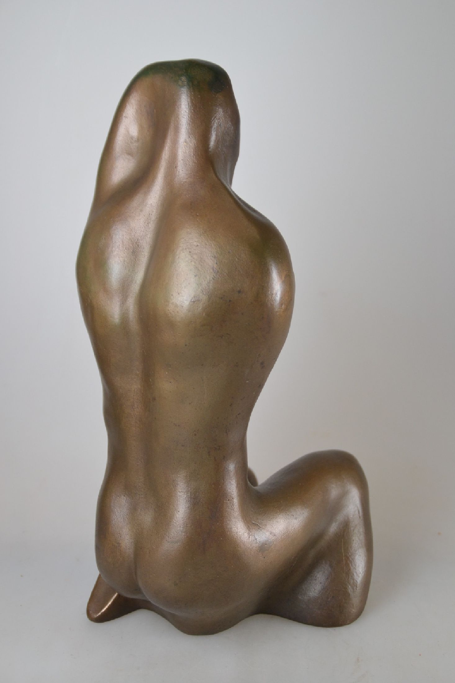 Detail a: Monogrammist HK, datiert (19)81, zeitgenössischer Bildhauer, Bronzeskulptur, sitzender männlicher Akt, fließende Form, abstrahierende Tendenz, ...