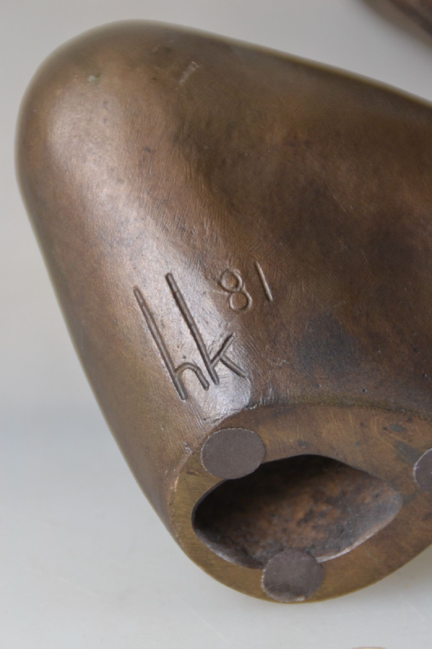 Detail b: Monogrammist HK, datiert (19)81, zeitgenössischer Bildhauer, Bronzeskulptur, sitzender männlicher Akt, fließende Form, abstrahierende Tendenz, ...