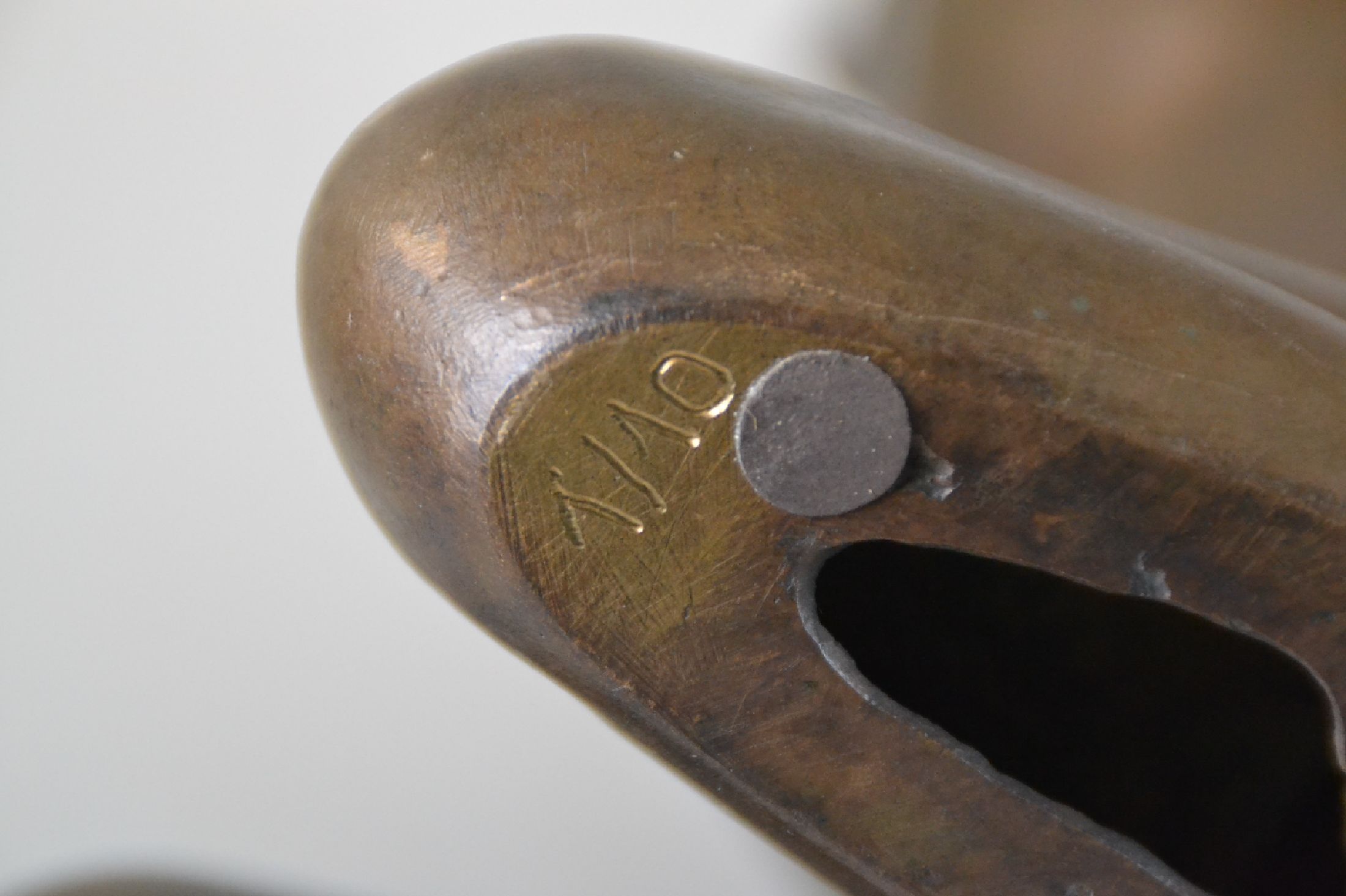 Detail c: Monogrammist HK, datiert (19)81, zeitgenössischer Bildhauer, Bronzeskulptur, sitzender männlicher Akt, fließende Form, abstrahierende Tendenz, ...