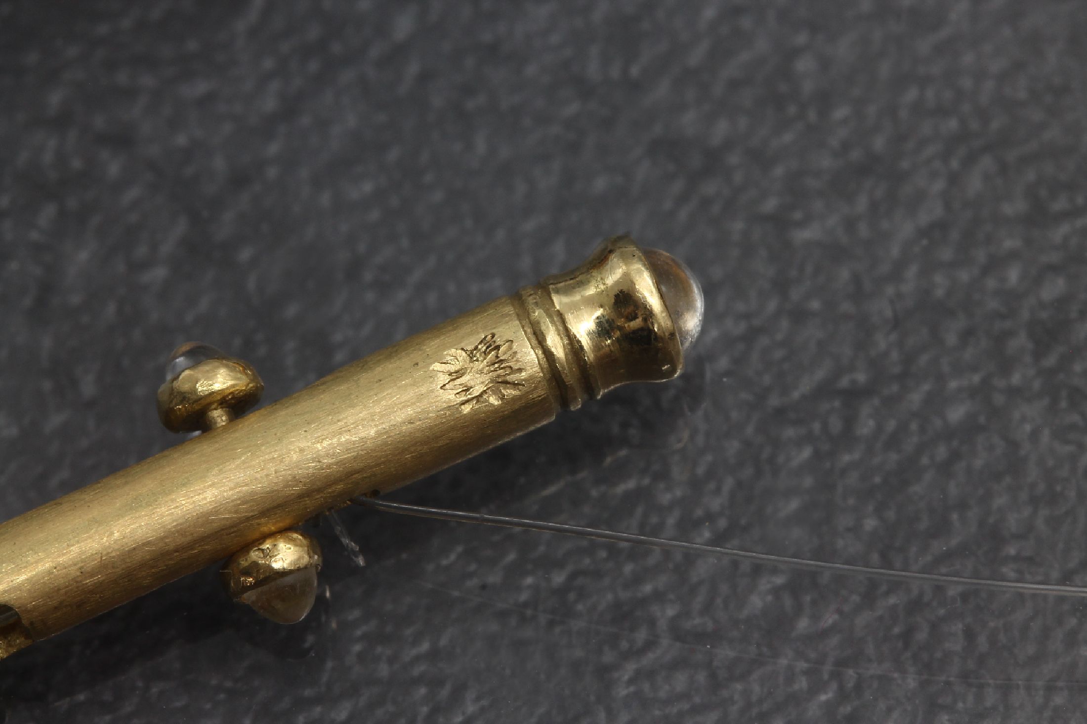 Detail a: 2 18 kt Gold Zahnstocher, GG 750/000, 1930er Jahre, Meistermarke unleserlich, satiniert, Schieber und Abschluß mit Farbsteincabochons, Schieber ...