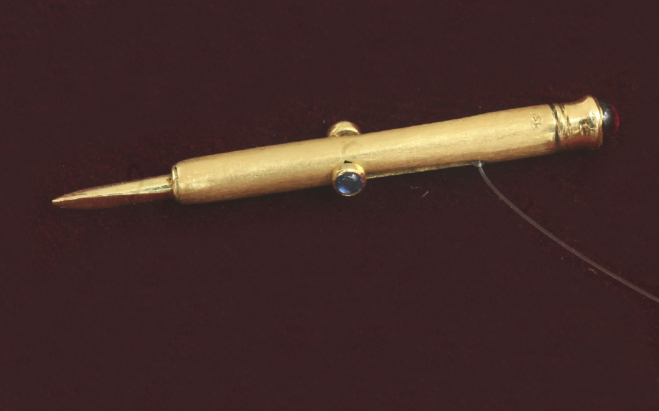 Detail b: 2 18 kt Gold Zahnstocher, GG 750/000, 1930er Jahre, Meistermarke unleserlich, satiniert, Schieber und Abschluß mit Farbsteincabochons, Schieber ...