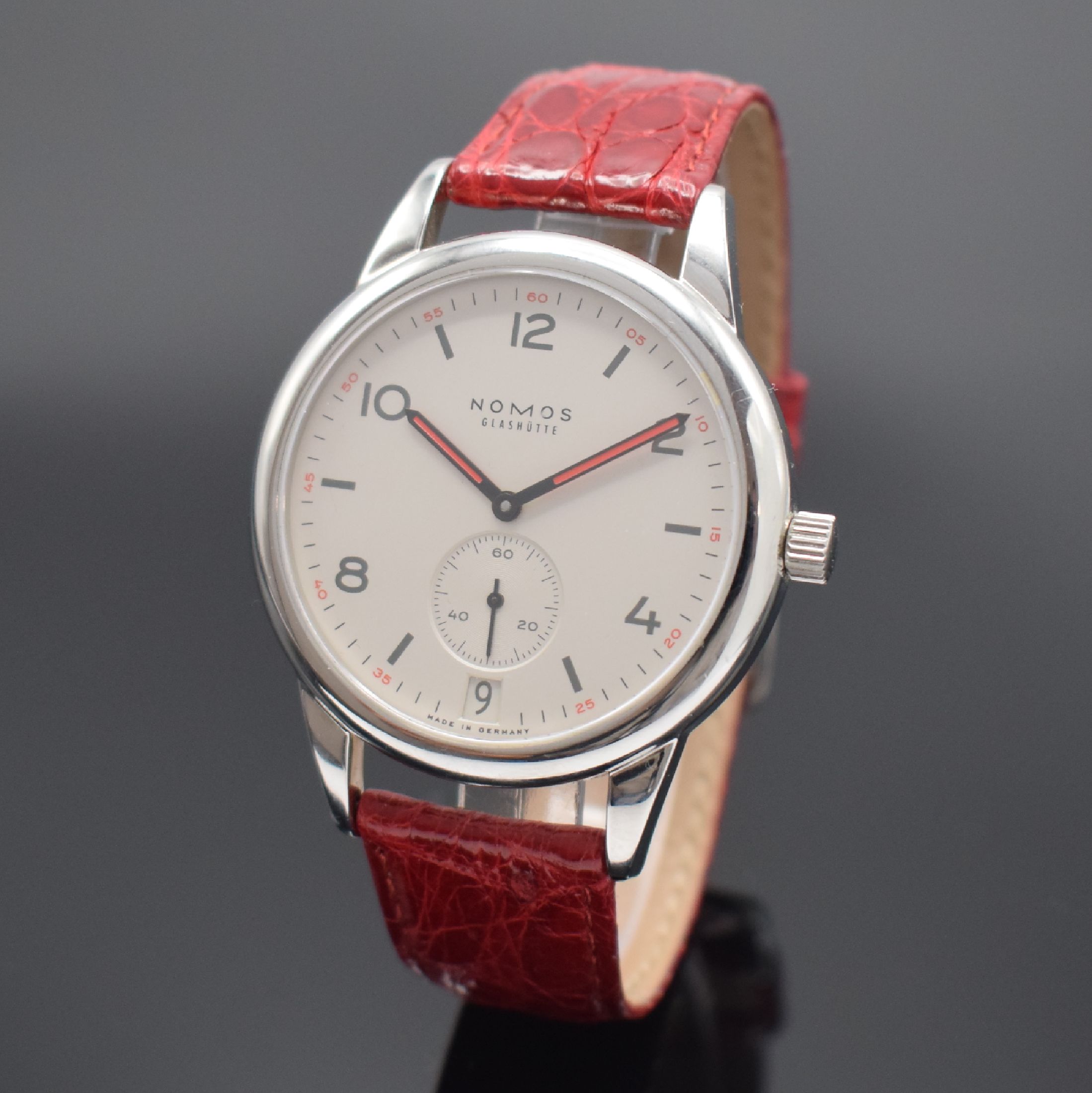 NOMOS GLASHÜTTE Herrenarmbanduhr Modell CLUB, Automatik, Deutschland um 2008, Edelstahlgeh. inkl. Lederband m. orig. Dornschl., Boden verschr., Anz. ...