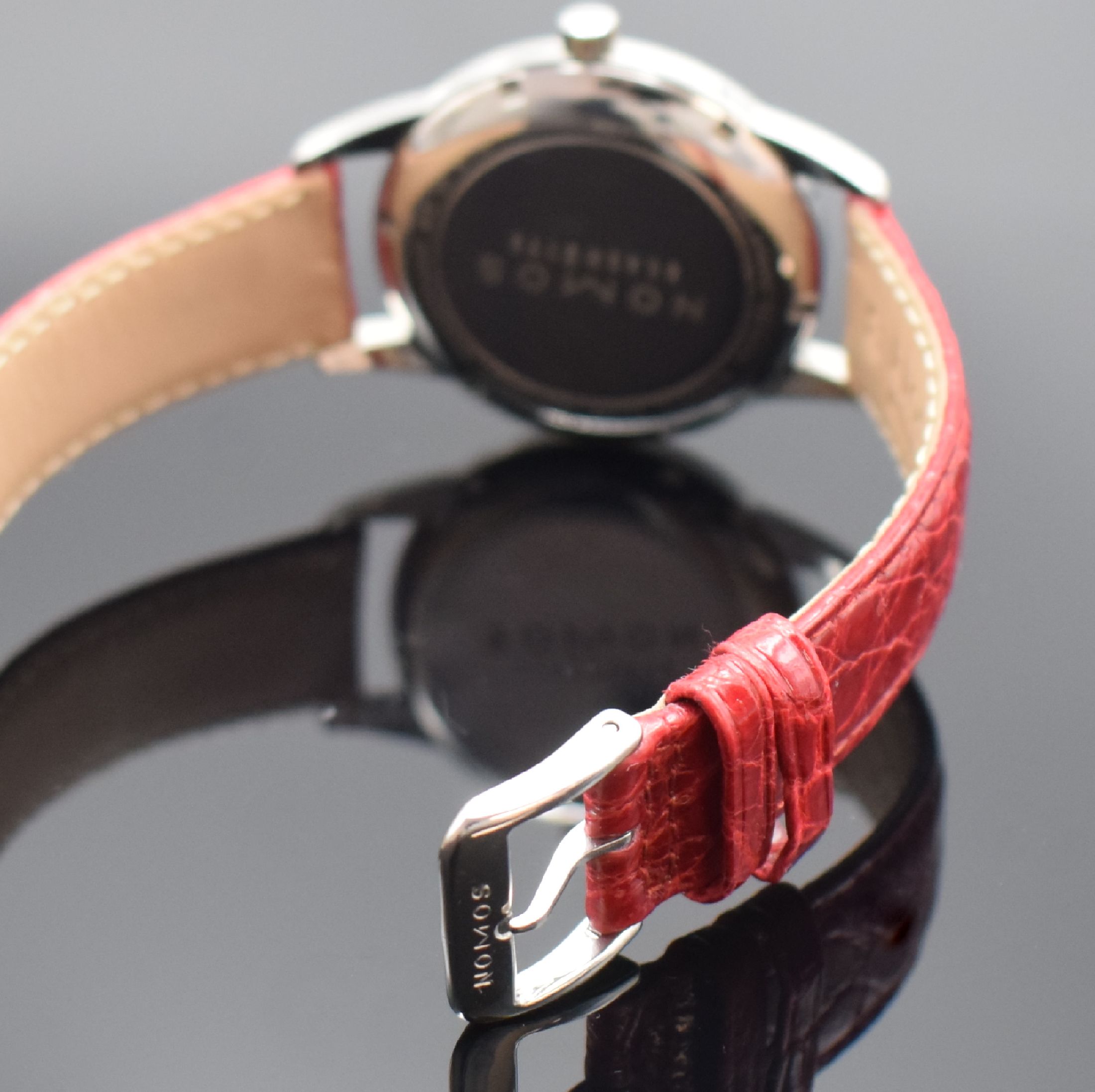 Detail b: NOMOS GLASHÜTTE Herrenarmbanduhr Modell CLUB, Automatik, Deutschland um 2008, Edelstahlgeh. inkl. Lederband m. orig. Dornschl., Boden verschr., Anz. ...