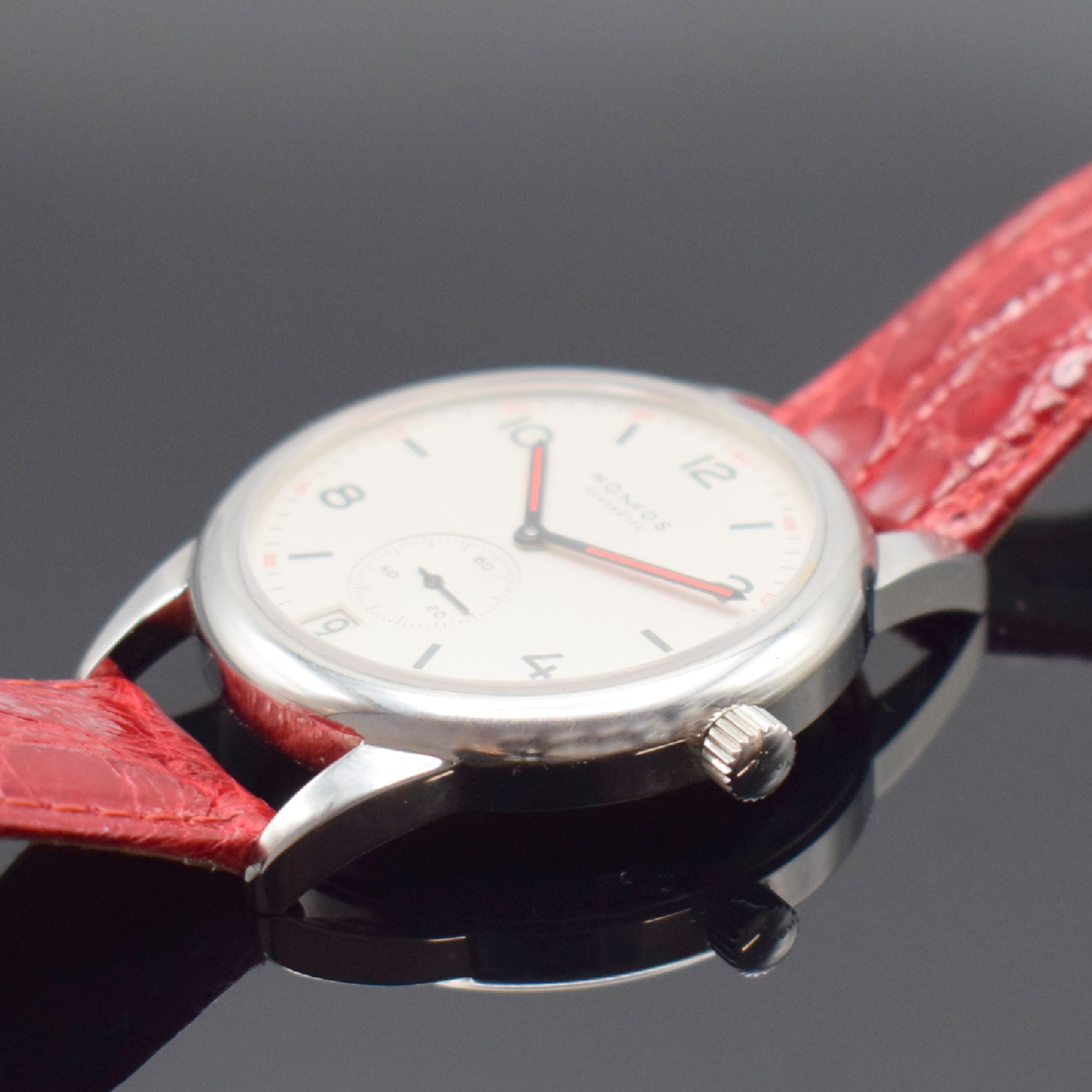 Detail c: NOMOS GLASHÜTTE Herrenarmbanduhr Modell CLUB, Automatik, Deutschland um 2008, Edelstahlgeh. inkl. Lederband m. orig. Dornschl., Boden verschr., Anz. ...