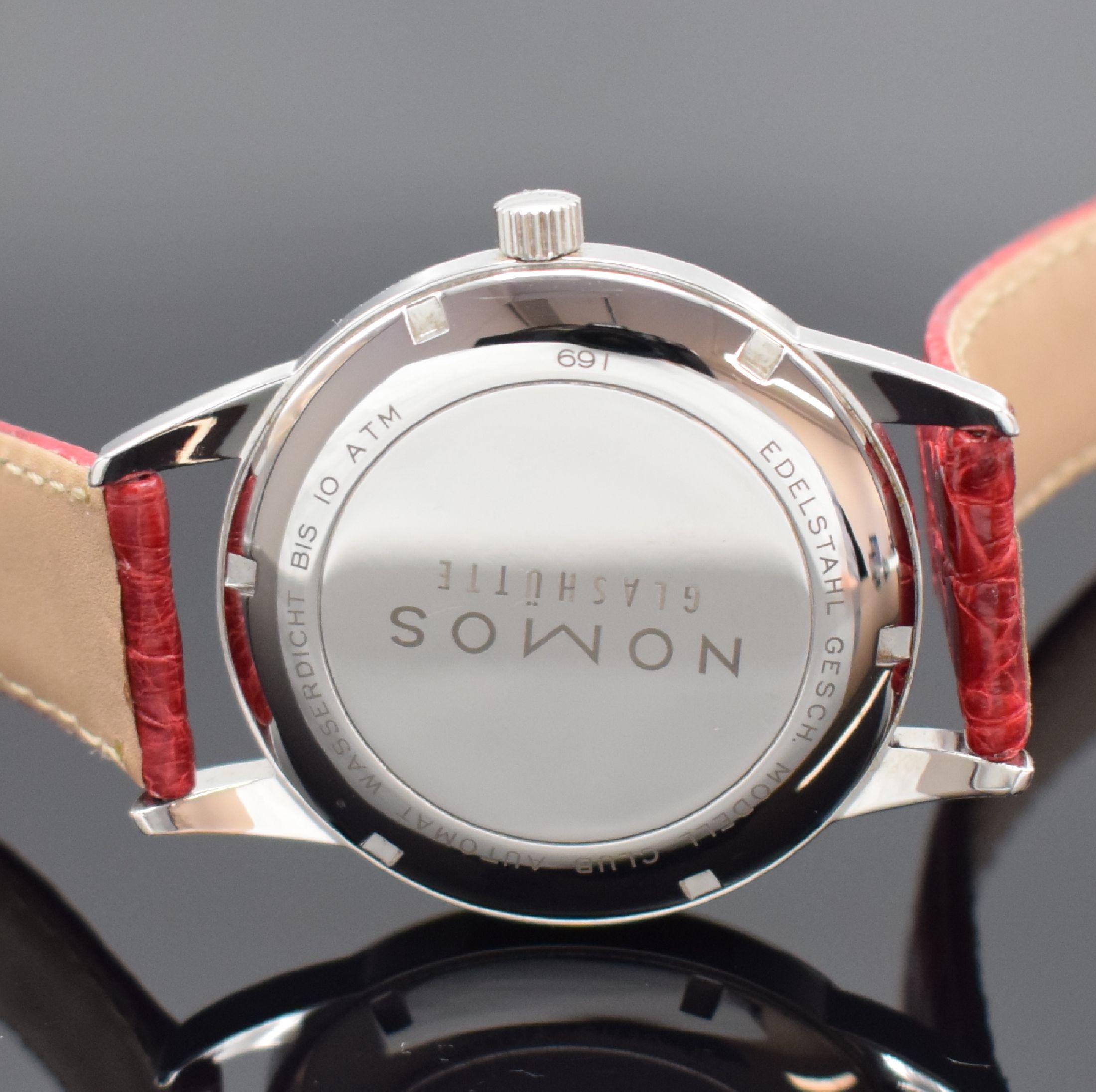 Detail d: NOMOS GLASHÜTTE Herrenarmbanduhr Modell CLUB, Automatik, Deutschland um 2008, Edelstahlgeh. inkl. Lederband m. orig. Dornschl., Boden verschr., Anz. ...