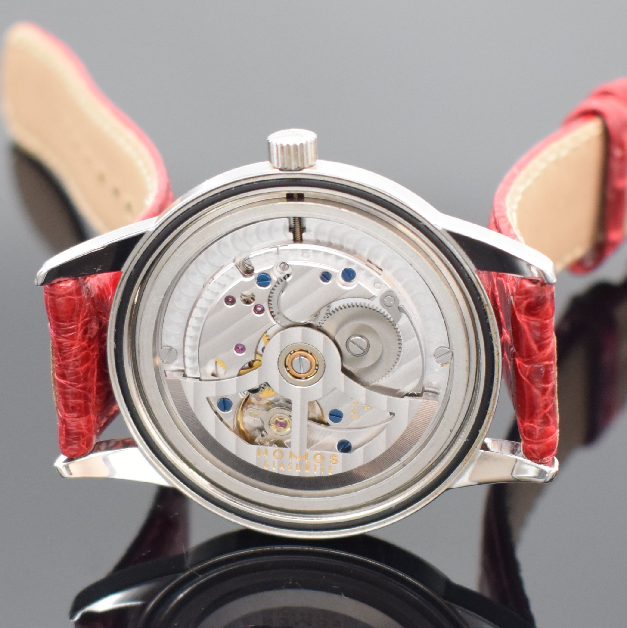 Detail e: NOMOS GLASHÜTTE Herrenarmbanduhr Modell CLUB, Automatik, Deutschland um 2008, Edelstahlgeh. inkl. Lederband m. orig. Dornschl., Boden verschr., Anz. ...