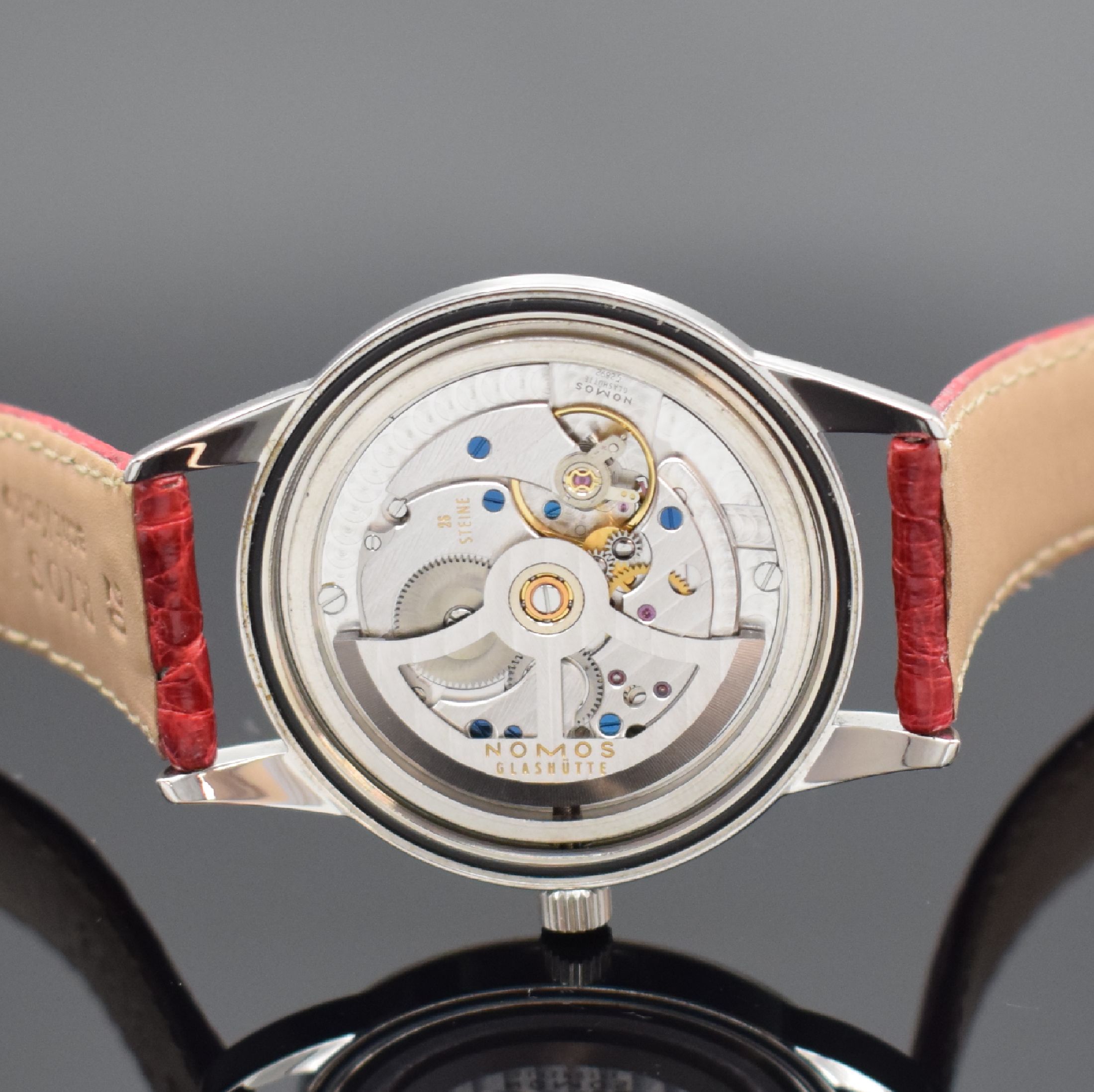 Detail f: NOMOS GLASHÜTTE Herrenarmbanduhr Modell CLUB, Automatik, Deutschland um 2008, Edelstahlgeh. inkl. Lederband m. orig. Dornschl., Boden verschr., Anz. ...