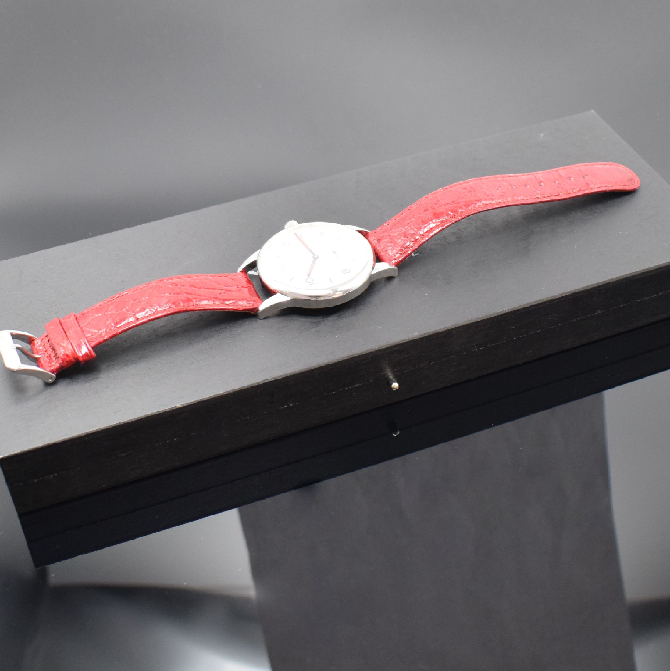 Detail g: NOMOS GLASHÜTTE Herrenarmbanduhr Modell CLUB, Automatik, Deutschland um 2008, Edelstahlgeh. inkl. Lederband m. orig. Dornschl., Boden verschr., Anz. ...