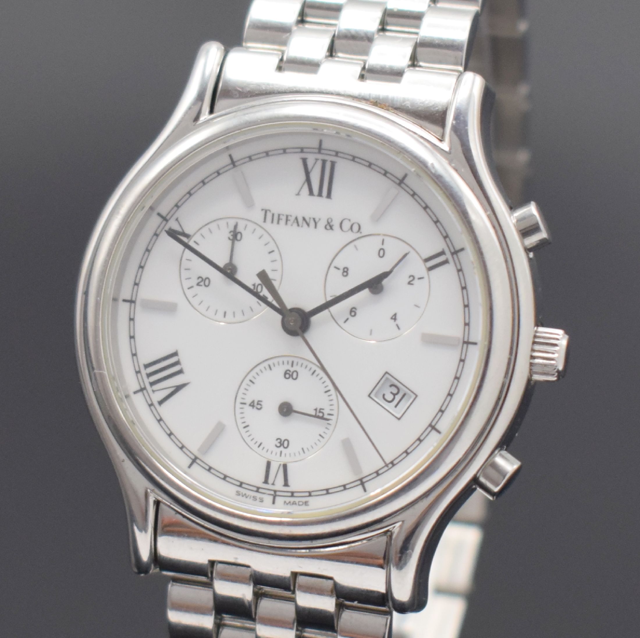 Detail a: TIFFANY & CO. Armbandchronograph, quarz, Edelstahlgeh. inkl. Gliederband m. dopp. Faltschl., Boden aufgedr., emailfarb. Zifferbl. m. röm. Std., Anz. ...