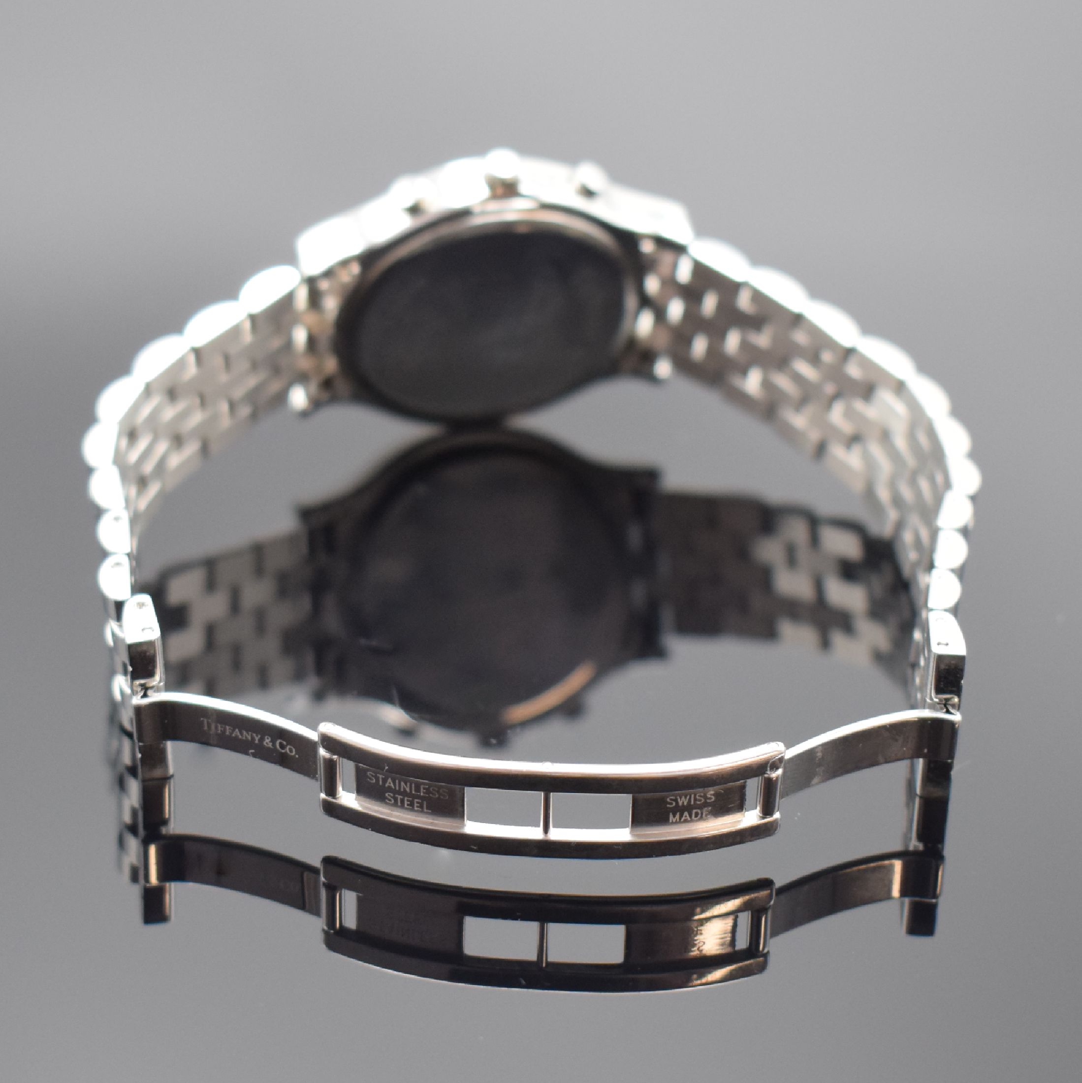 Detail b: TIFFANY & CO. Armbandchronograph, quarz, Edelstahlgeh. inkl. Gliederband m. dopp. Faltschl., Boden aufgedr., emailfarb. Zifferbl. m. röm. Std., Anz. ...