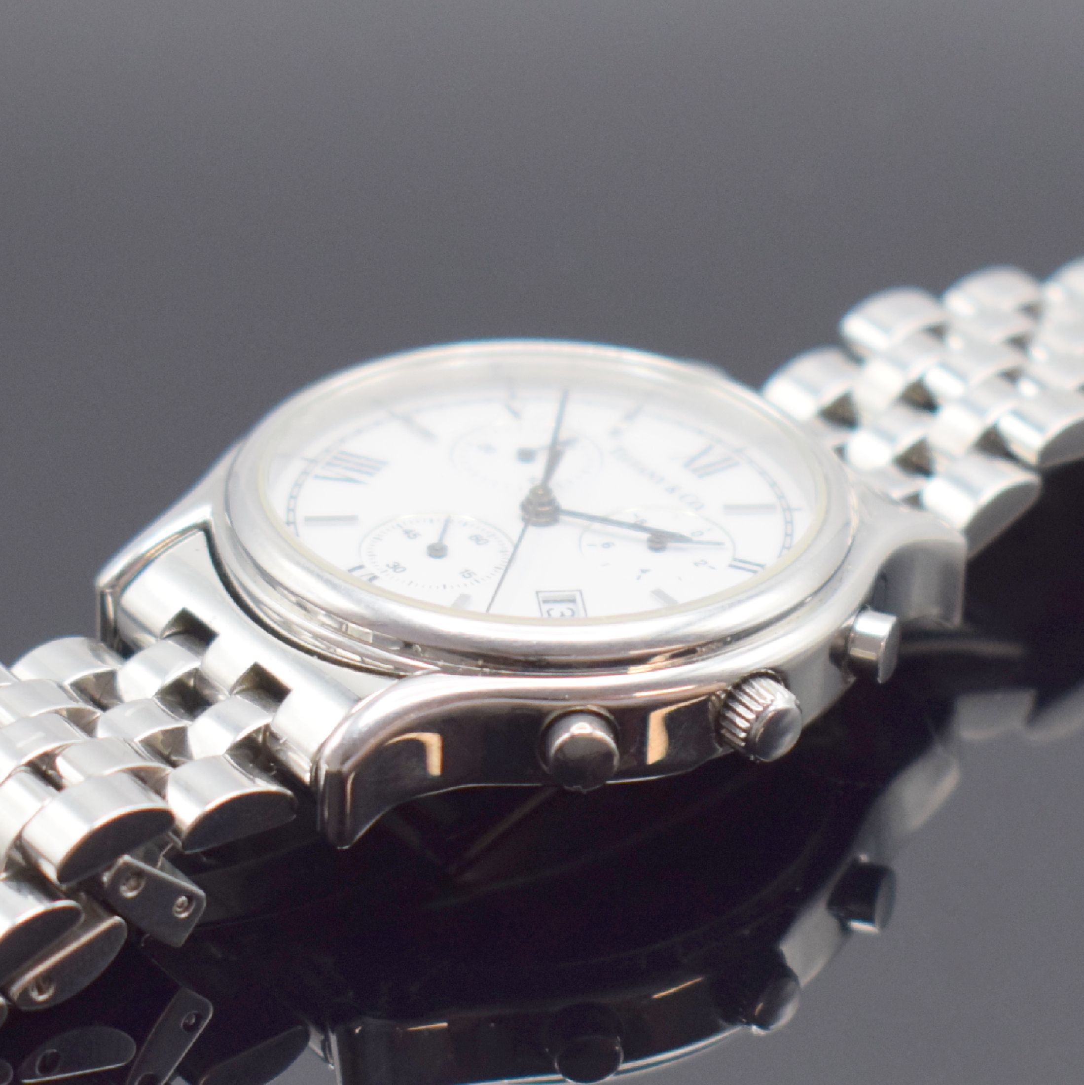 Detail c: TIFFANY & CO. Armbandchronograph, quarz, Edelstahlgeh. inkl. Gliederband m. dopp. Faltschl., Boden aufgedr., emailfarb. Zifferbl. m. röm. Std., Anz. ...