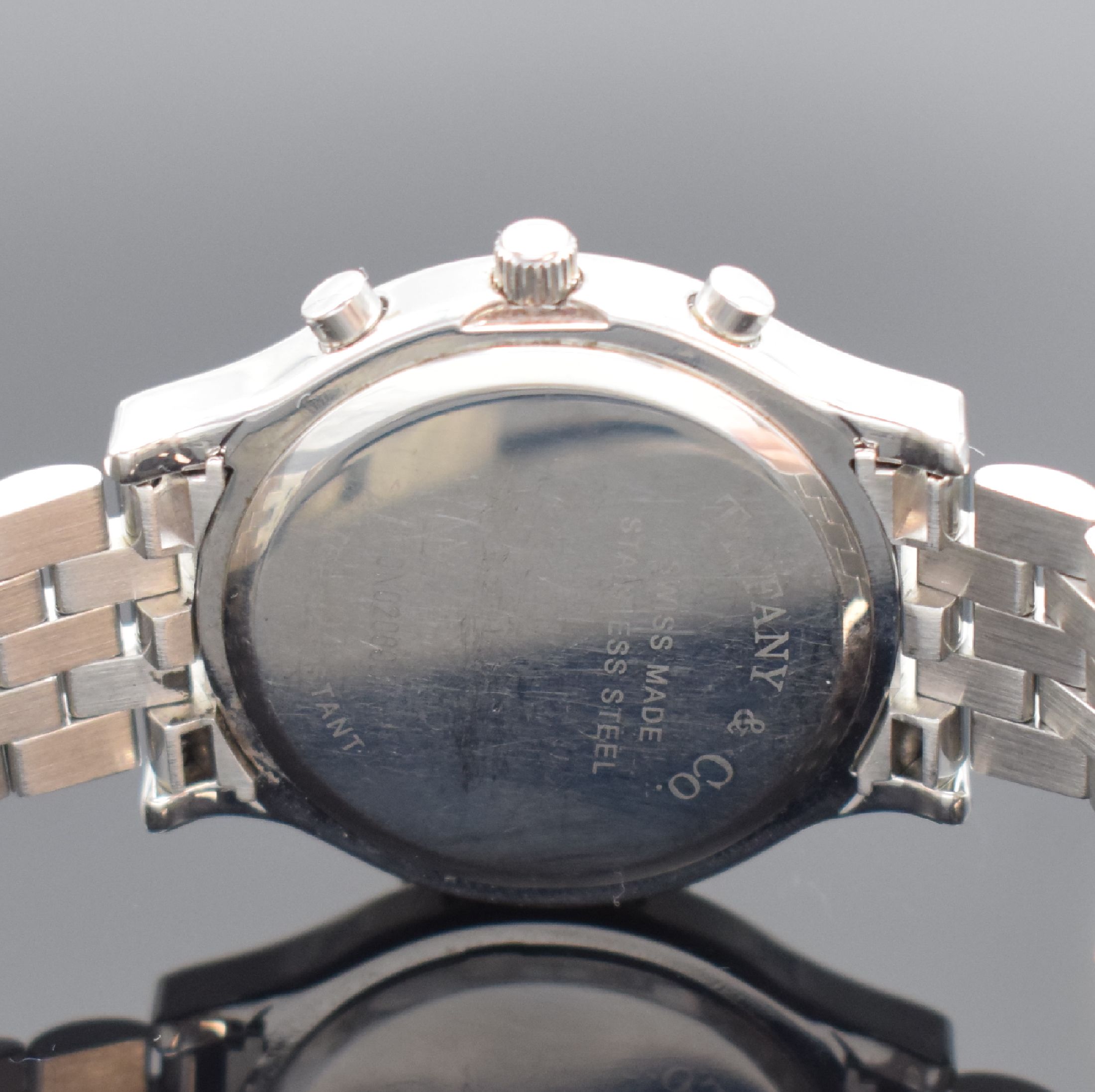 Detail d: TIFFANY & CO. Armbandchronograph, quarz, Edelstahlgeh. inkl. Gliederband m. dopp. Faltschl., Boden aufgedr., emailfarb. Zifferbl. m. röm. Std., Anz. ...