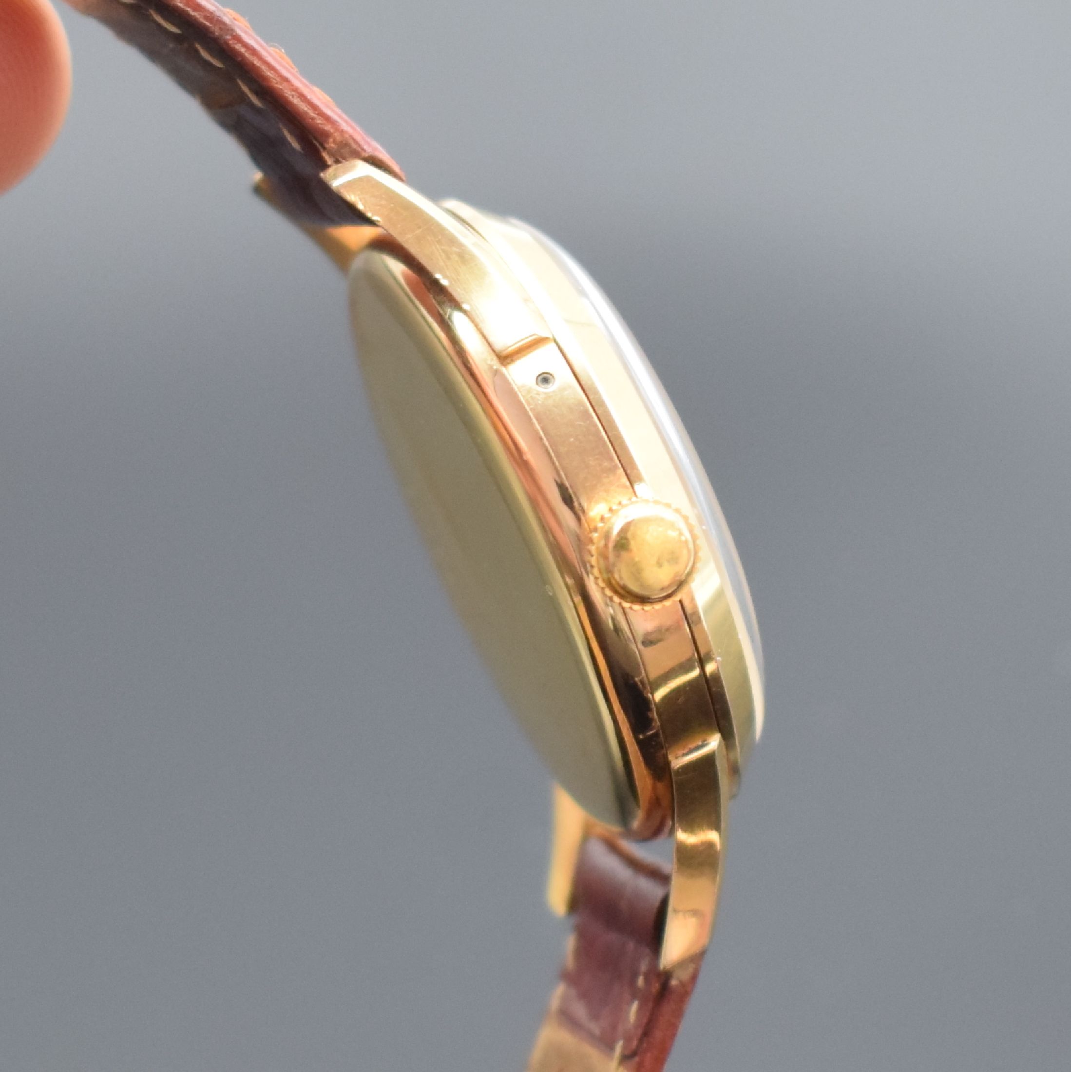 Detail b: LE PHARE Herrenarmbanduhr mit Vollkalenderanzeige in Roségold 750/000, Handaufzug, Schweiz um 1950, Boden & Glasrand aufgedr., vers. Bl., Anz. v. ...