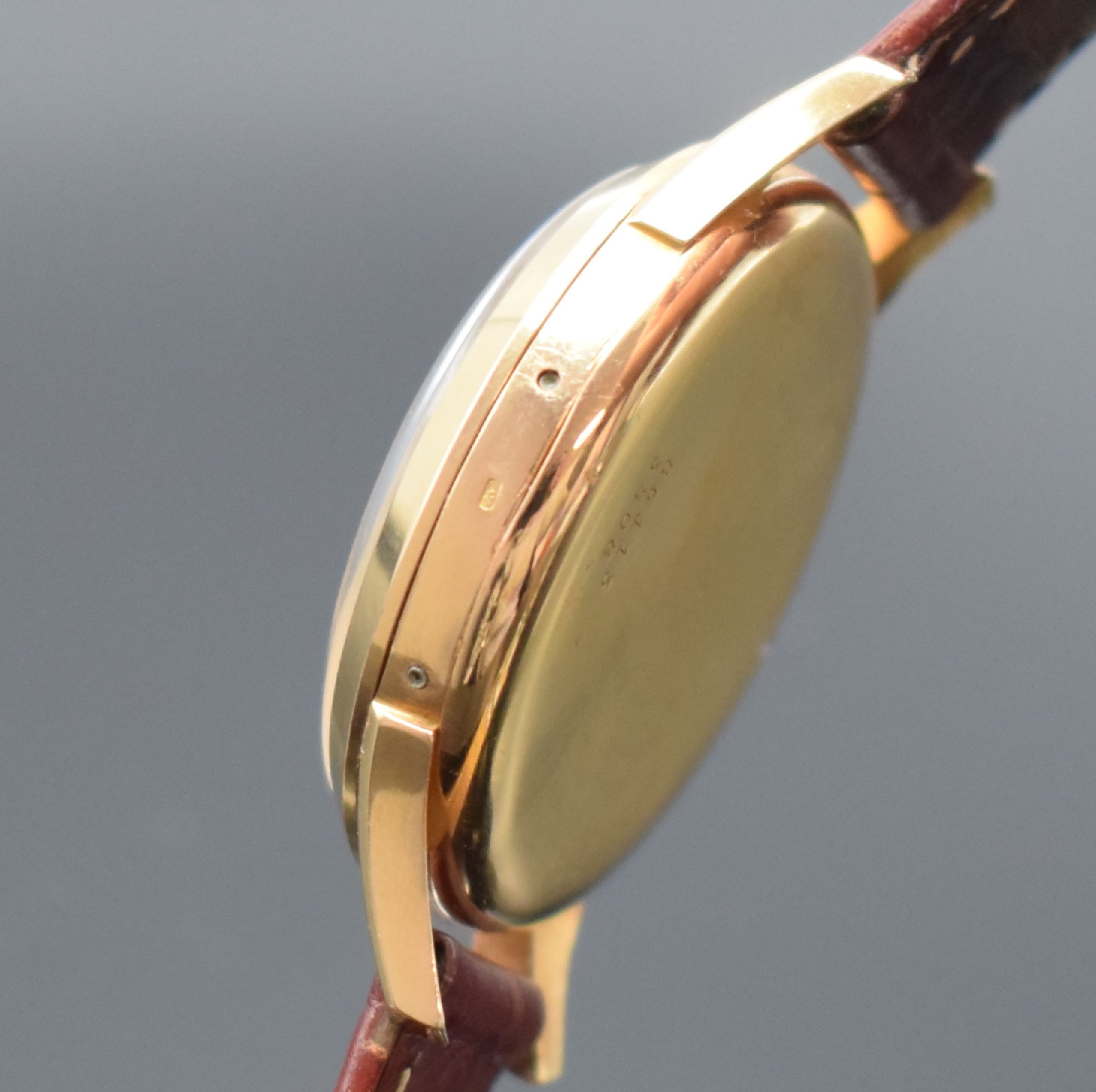 Detail c: LE PHARE Herrenarmbanduhr mit Vollkalenderanzeige in Roségold 750/000, Handaufzug, Schweiz um 1950, Boden & Glasrand aufgedr., vers. Bl., Anz. v. ...