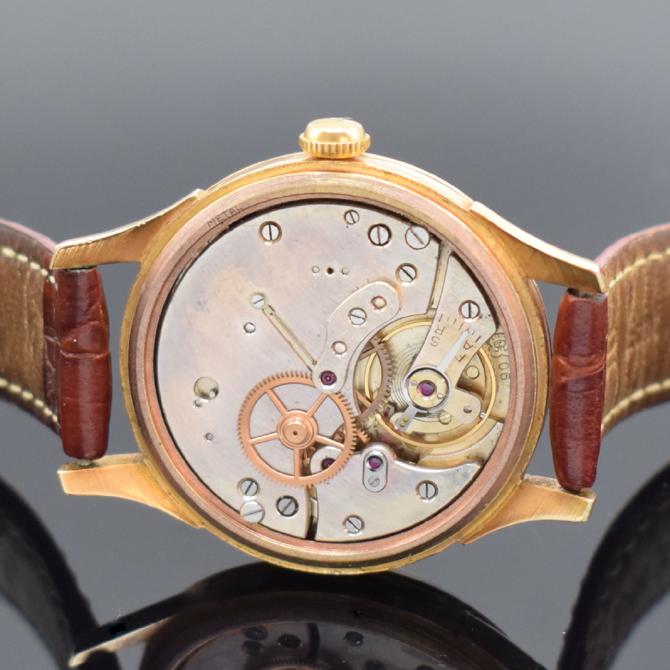 Detail e: LE PHARE Herrenarmbanduhr mit Vollkalenderanzeige in Roségold 750/000, Handaufzug, Schweiz um 1950, Boden & Glasrand aufgedr., vers. Bl., Anz. v. ...