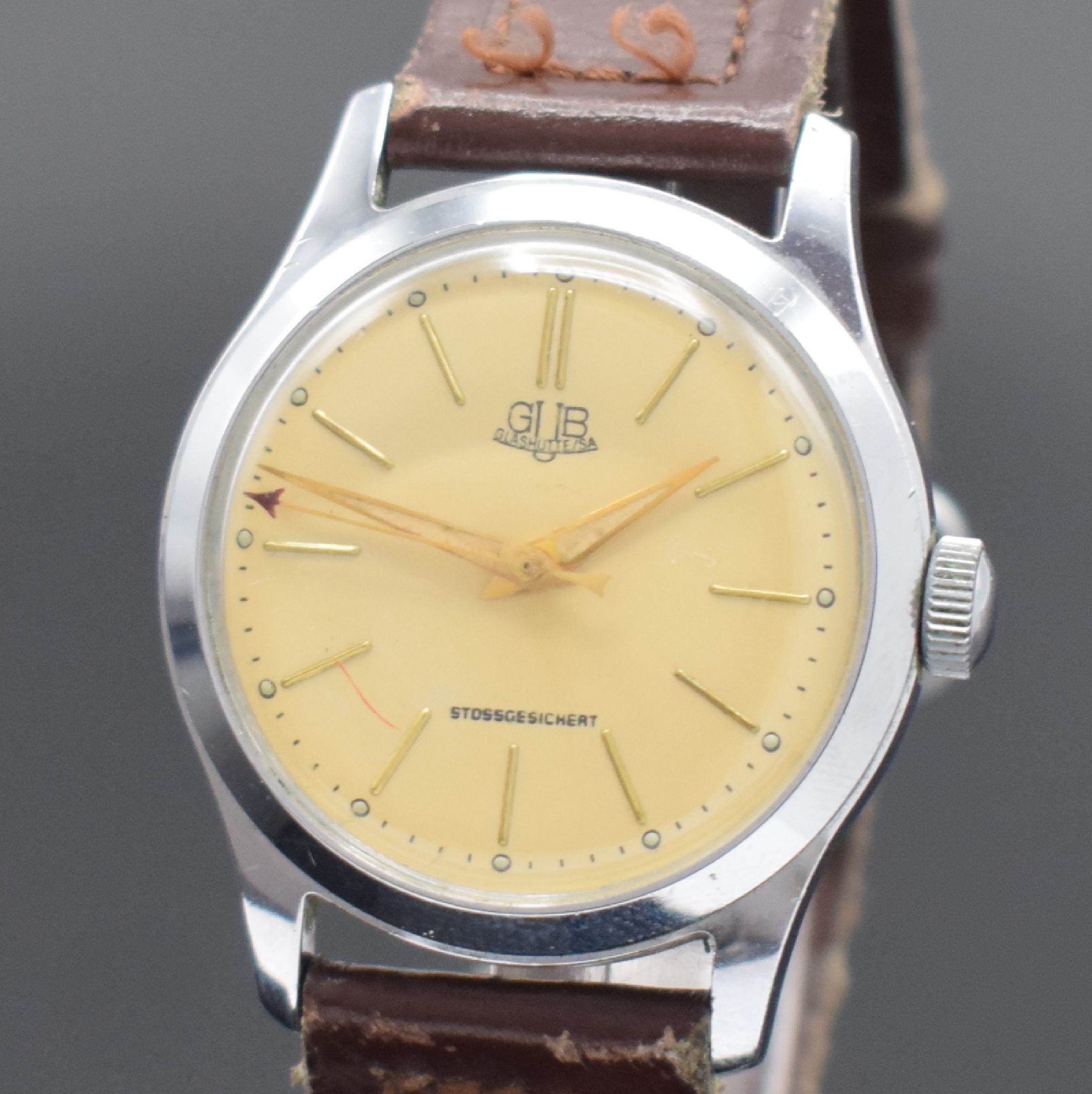 Detail a: GUB Herrenarmbanduhr mit Kaliber 60.1, Handaufzug, DDR um 1960, verchr. Metallgeh., Edelstahlboden verschr., elfenbeinfarb. Zifferbl. altersbed. ...