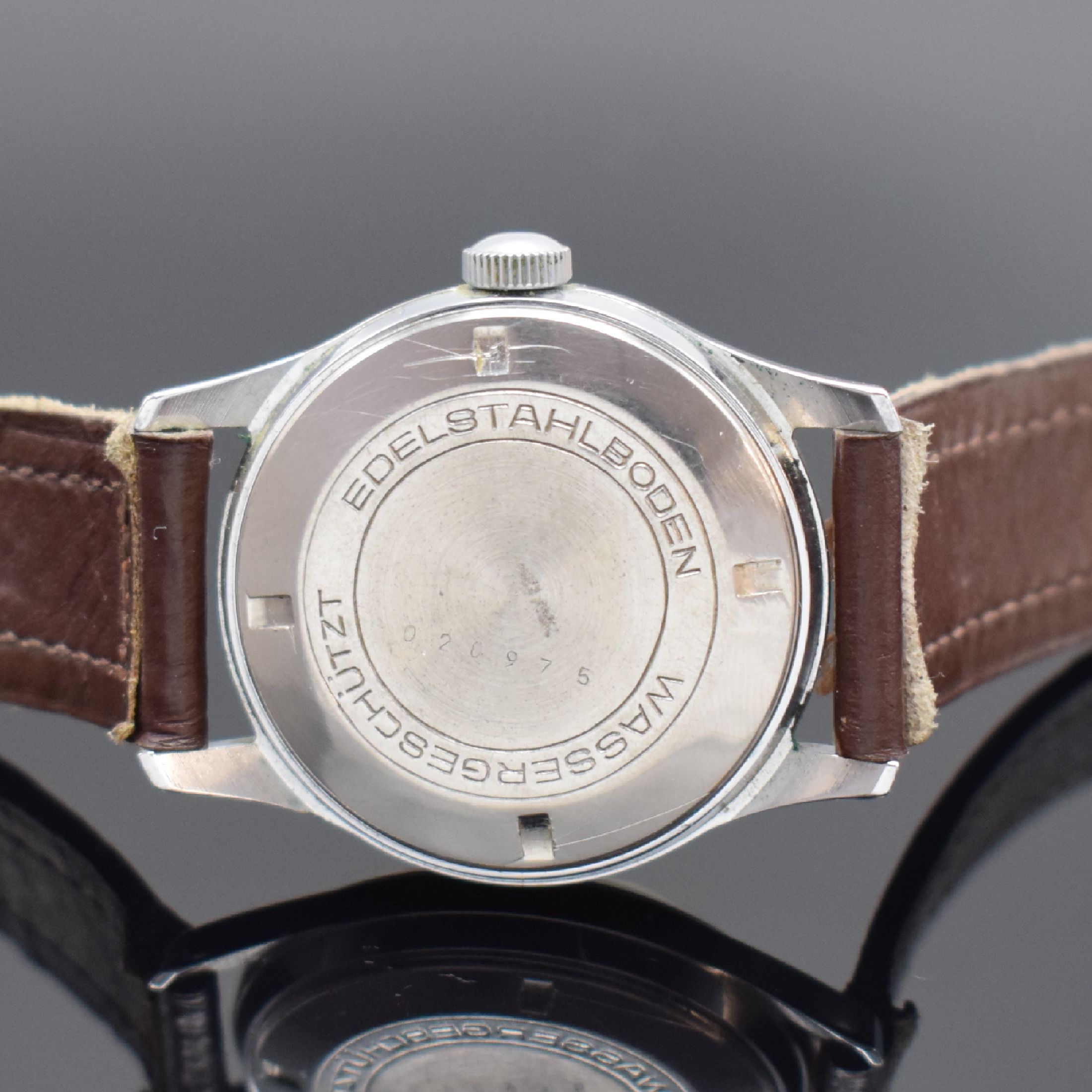 Detail b: GUB Herrenarmbanduhr mit Kaliber 60.1, Handaufzug, DDR um 1960, verchr. Metallgeh., Edelstahlboden verschr., elfenbeinfarb. Zifferbl. altersbed. ...