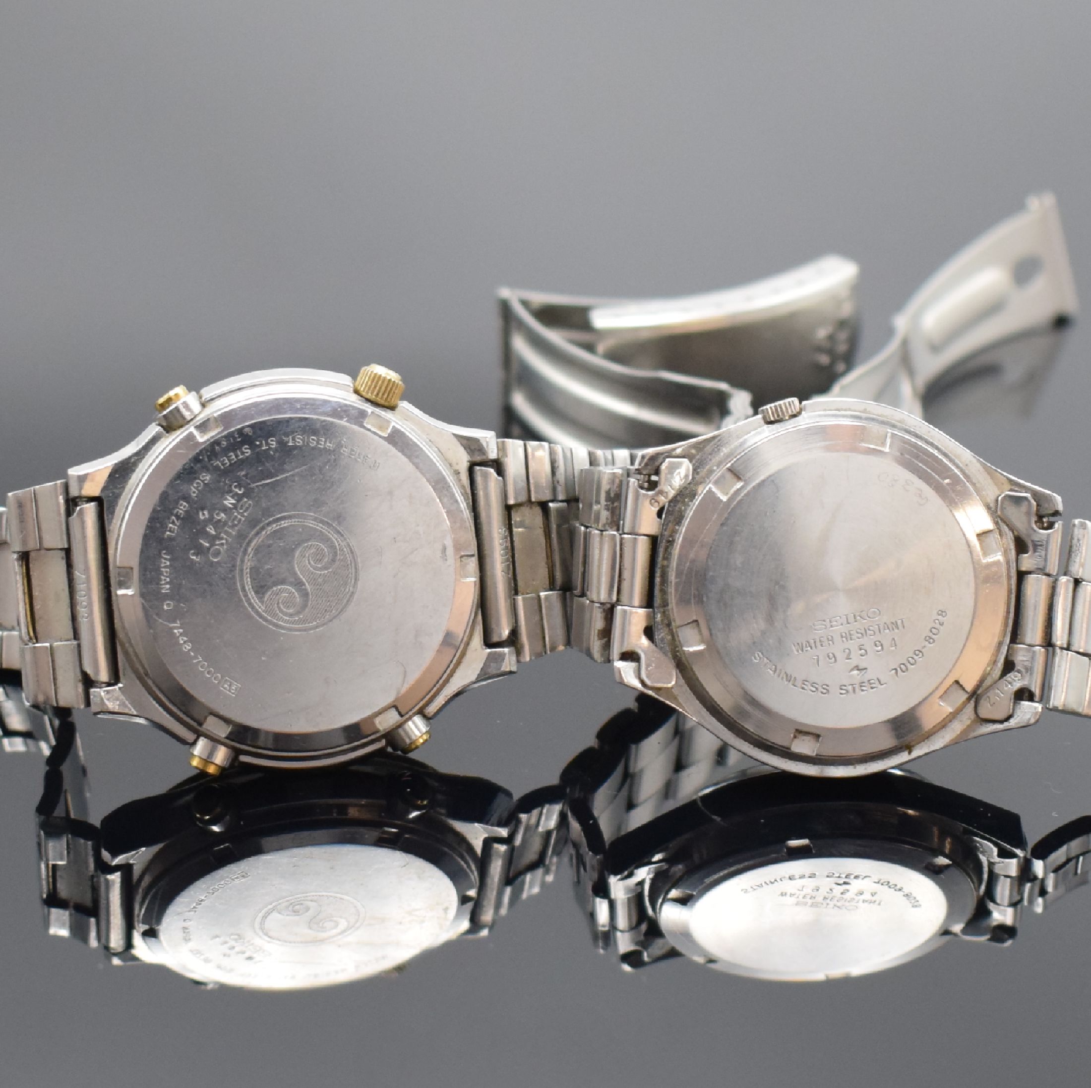 Detail c: Konvolut 2 SEIKO Armbanduhren, Japan um 1980/90, 1 x Automatik, Edelstahlgeh., Boden verschr., neutr. Gliederband m. Faltschl., silb. Zifferbl. m. ...