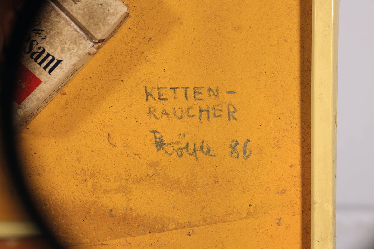Detail a: Ungedeuteter Künstler aus dem Rhein-Neckar -Raum, 2.H.20.Jh., "Ketten-Raucher", Zigaretten und Bauschaum auf Malplatte, rechtsunten bez. ...