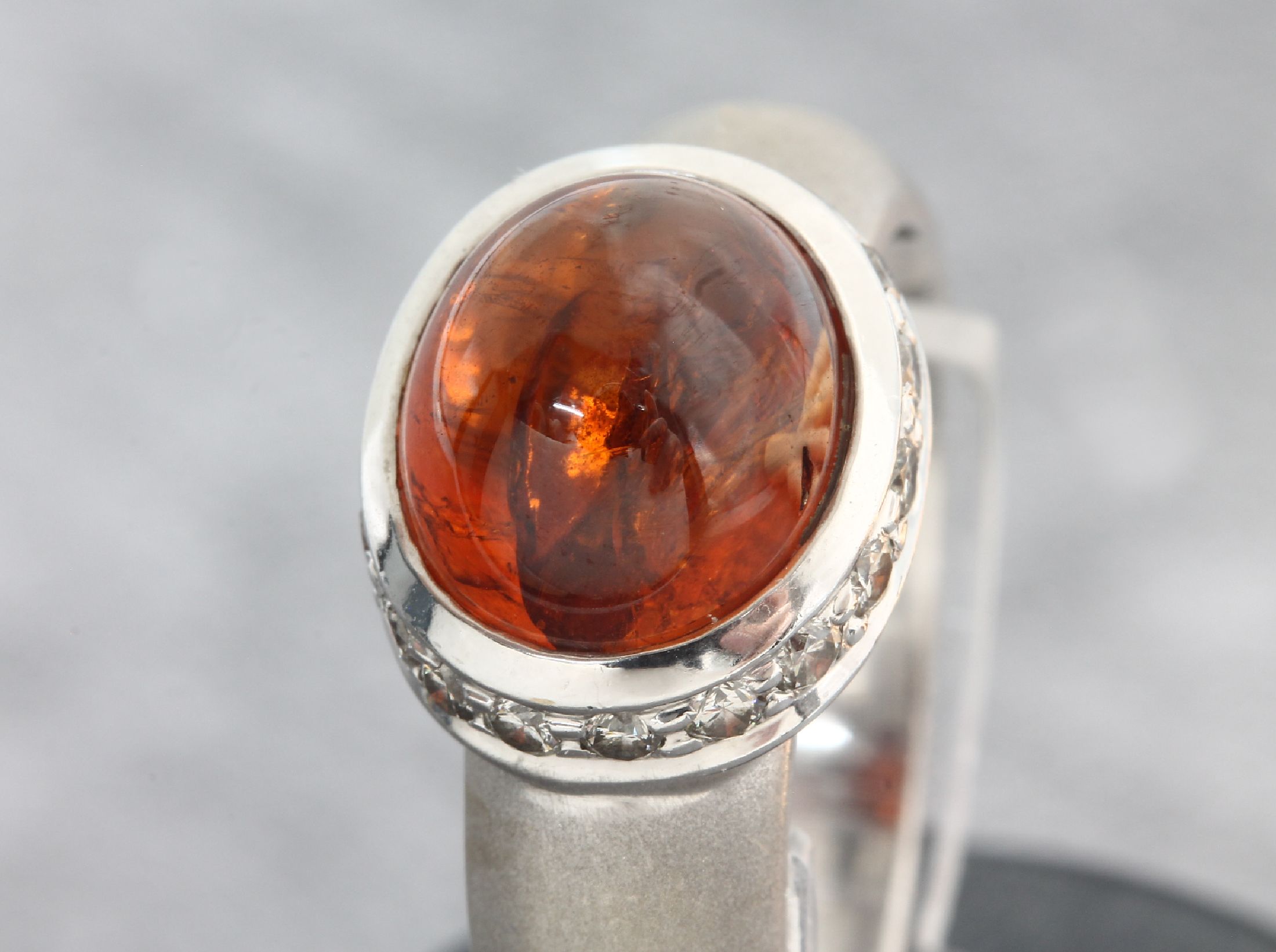 Detail a: 18 kt Gold Granat-Brillant-Ring, WG 750/000 gepr., mittig Granat-Cabochon ca. 3.0 ct, umgeben von 18 Brillanten zus. ca. 0.36 ctWeiß/si, ...