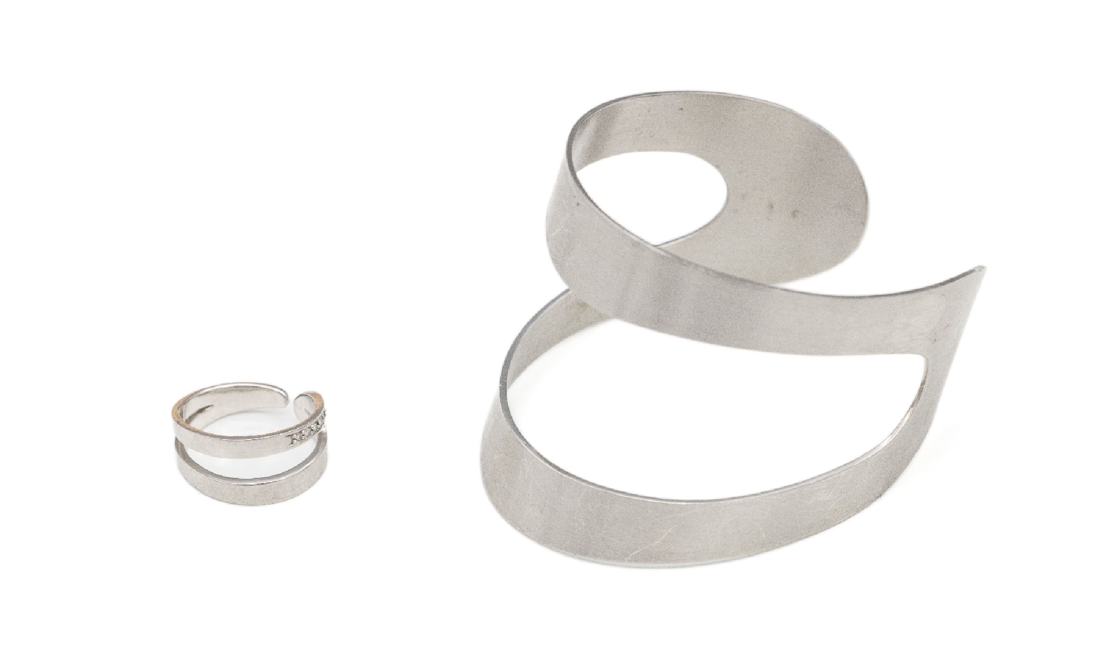 Platin-Schmuckset, Pt 950, best. aus: Armreif, D. ca. 5.7 x 4.7 cm, und 1 Ring mit 5kl. Brillanten, RW 50, total ca. 70.5 g