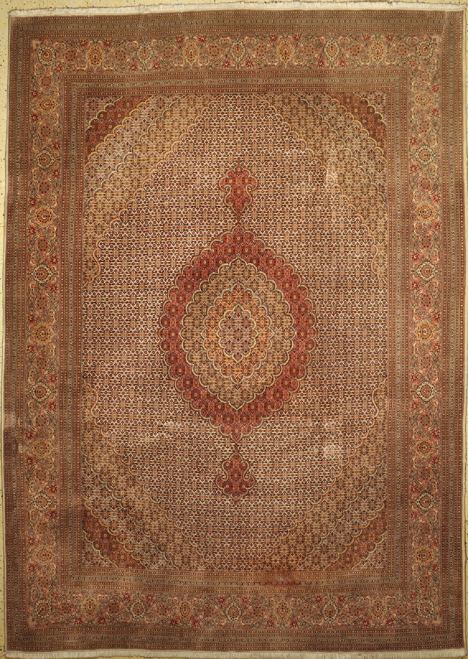 Täbriz fein, Persien, ca. 50 Jahre, Korkwolle mit Seide, ca. 355 x 252 cm, EHZ: 1-2, leicht verblasst, kleiner Fleck.