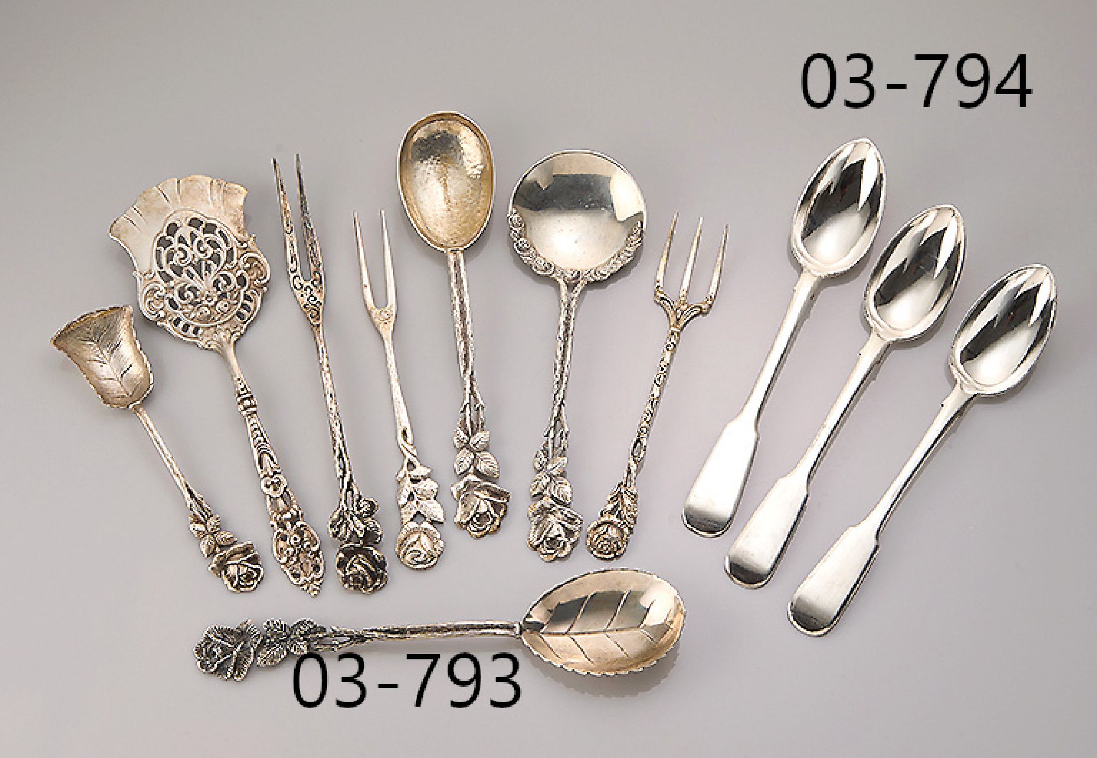 Konvolut Hildesheimer Rose, 800er Silber, 15 tlg., 5 kl. Vorlegegabeln in versch. Größen, 1 kl. Heber, 9 Löffel in versch. Größen, dazu 1 ...