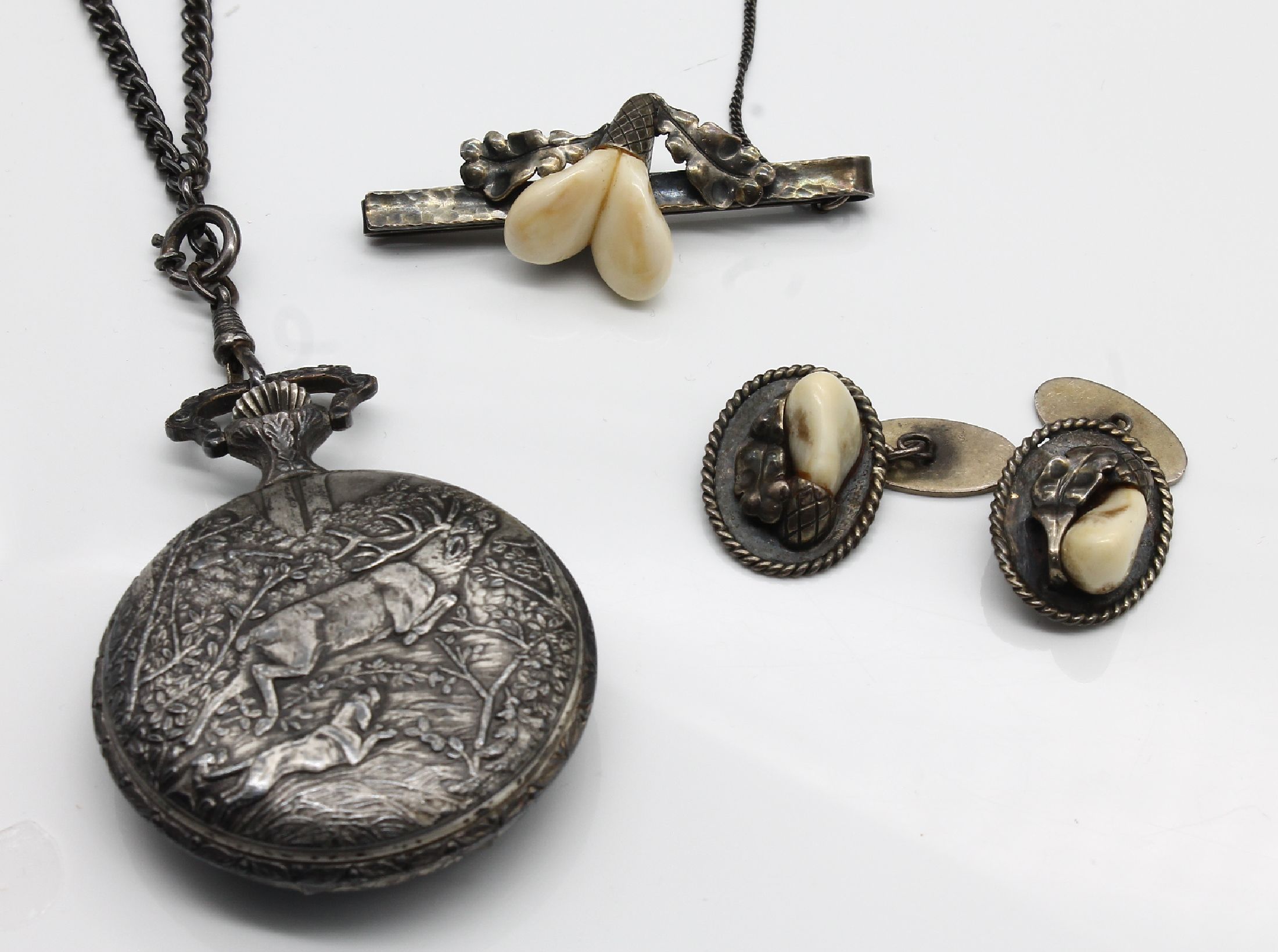 Konvolut Herrenschmuck mit Grandeln, 835er Silber und Silber gepr., best. aus: 1 Paar Manschettenknöpfe, 1 Krawattennadel, Eichenlaubdekor, und 1 ...