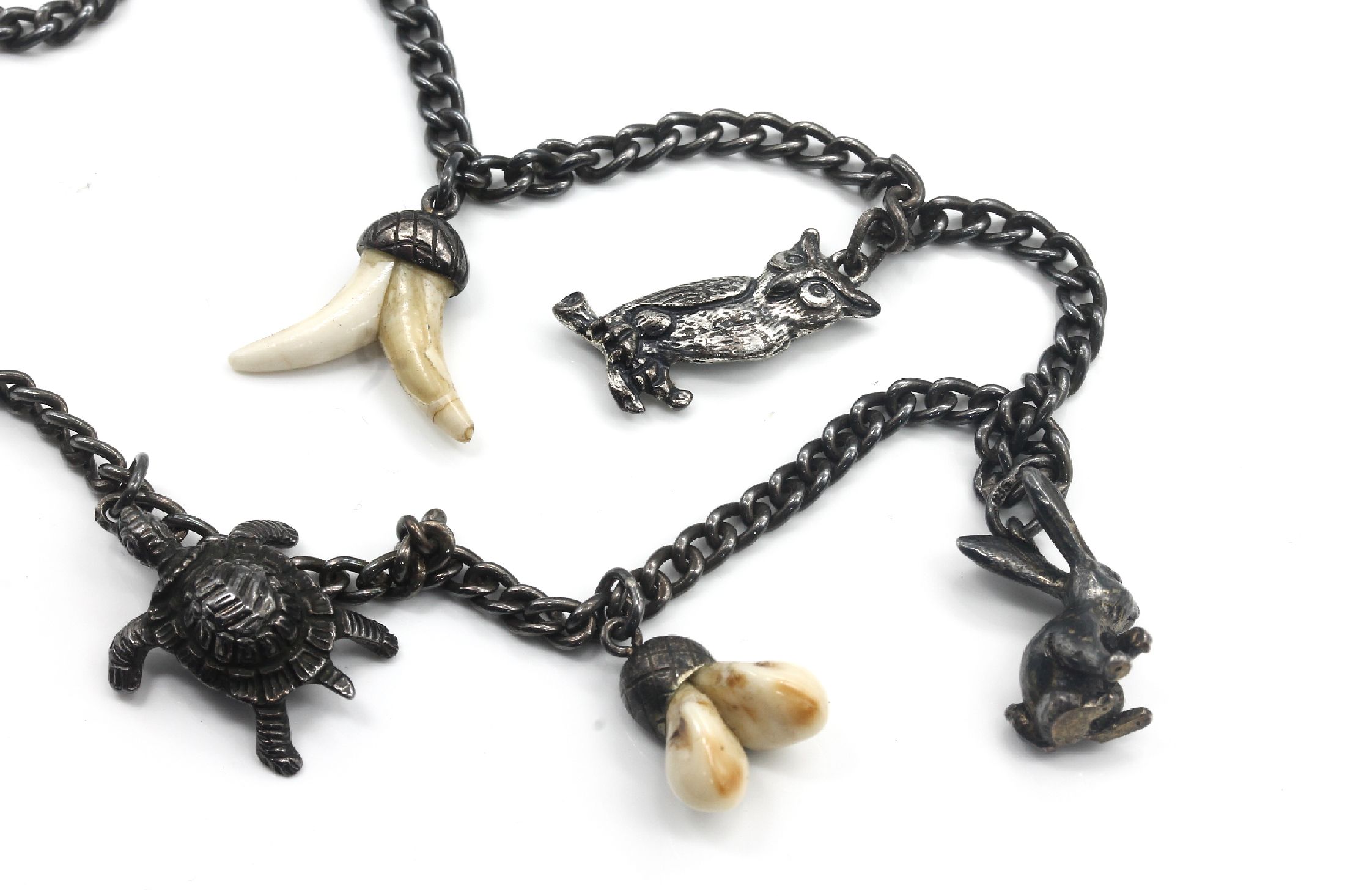 Detail a: Konvolut Herrenschmuck mit Grandeln, 835er Silber und Silber gepr., best. aus: 1 Paar Manschettenknöpfe, 1 Krawattennadel, Eichenlaubdekor, und 1 ...