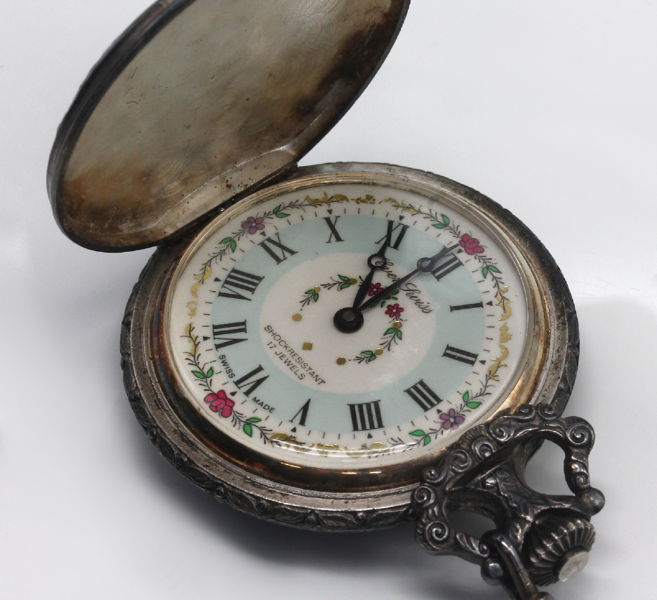 Detail b: Konvolut Herrenschmuck mit Grandeln, 835er Silber und Silber gepr., best. aus: 1 Paar Manschettenknöpfe, 1 Krawattennadel, Eichenlaubdekor, und 1 ...