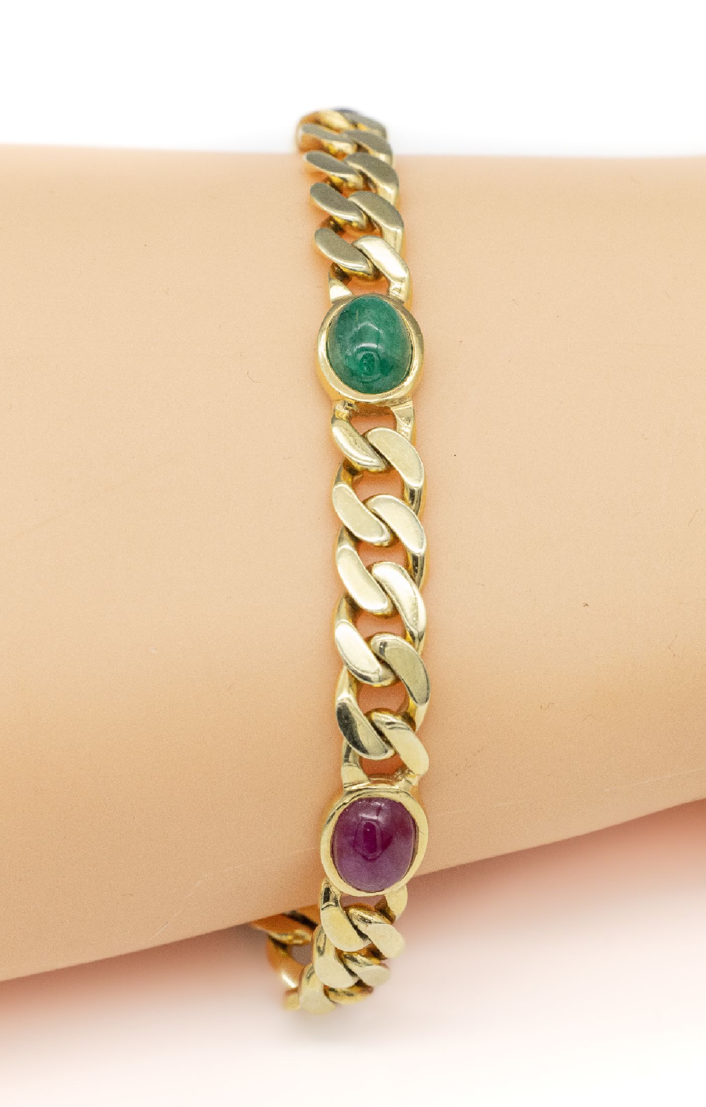 14 kt Gold Farbstein-Armband, GG 585/000, 2Rubin-, 2 Saphir- und 1 Smaragd-Cabochon zus. ca. 10.50 ct, L. ca. 19.5 cm, Kastenschloß mit2 ...