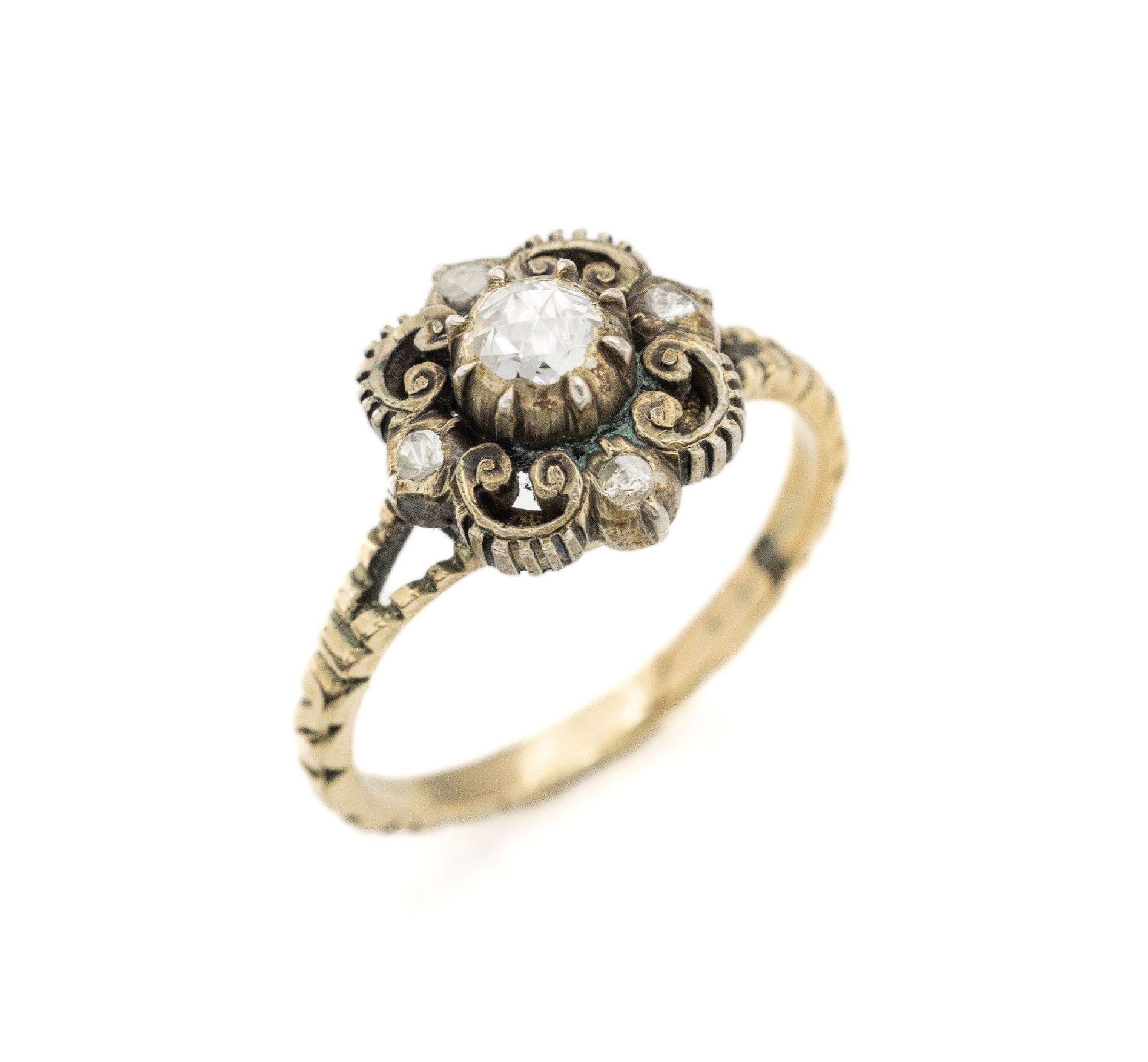 14 kt Gold und Silber Diamant-Ring um 1830/40, GG 585/000, Niederlande, Kopf in Silber mit 1 Diam.-Rose ca. 0.20 ct, Fassung verbödet, Rosette mit 4 ...