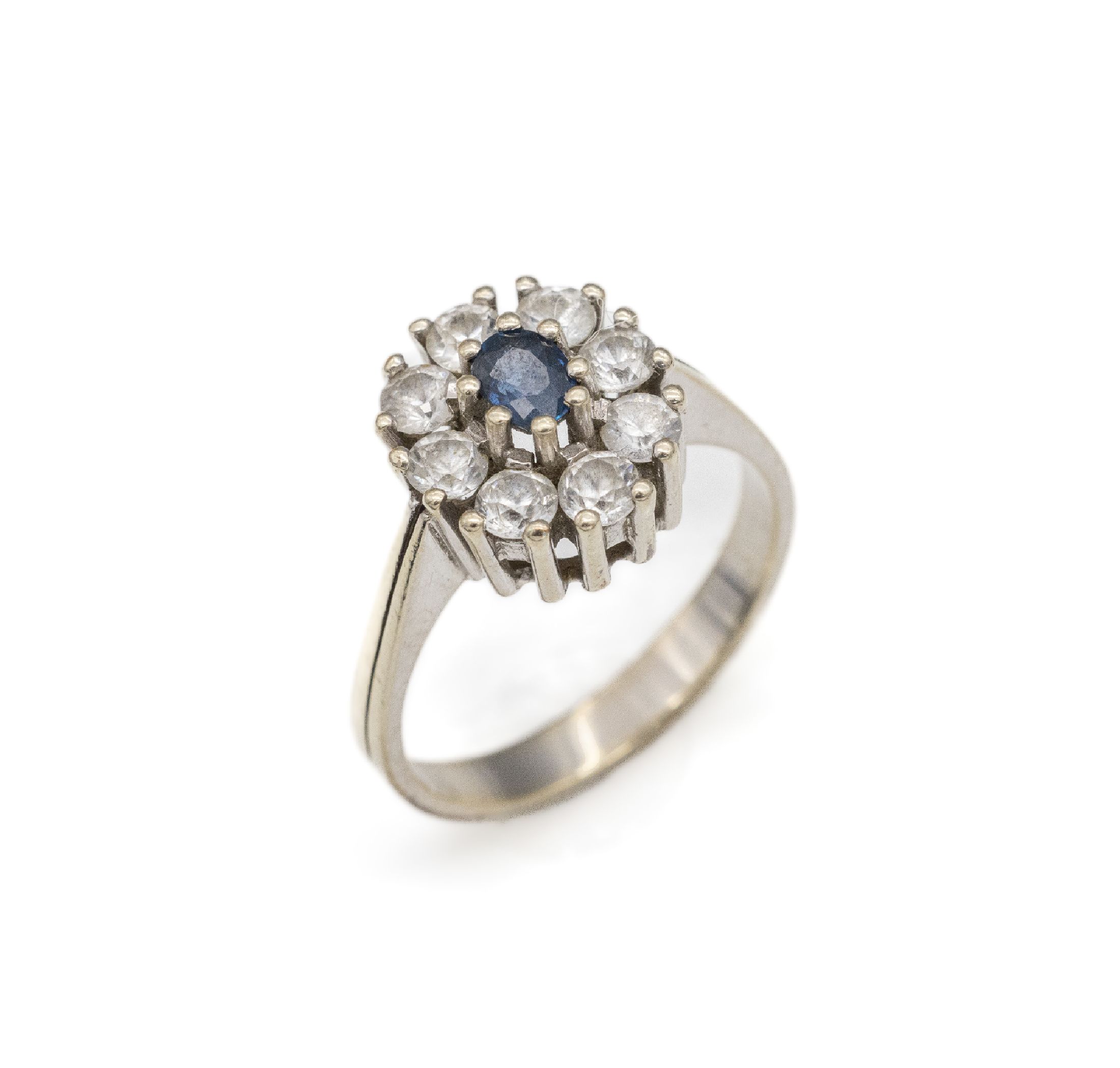 14 kt Gold Saphir-Ring, WG 585/000, ovalfacett. blauer Saphir und 8 rundfacett. weiße Saphire zus. ca. 2.20 ct, ca. 5.7 g, RW 60