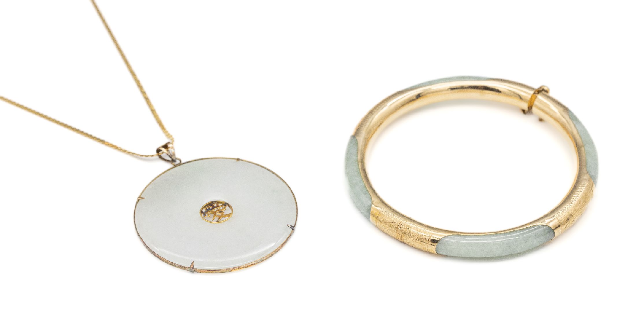 Konvolut mit Jade: Pi-Scheibe Fassung und Kette 14 kt Gold, GG 585/000, Durchm. ca. 4.7 cm, L ca. 52 cm und Armreif mit GG 585/000-Montur, Durchm. ...