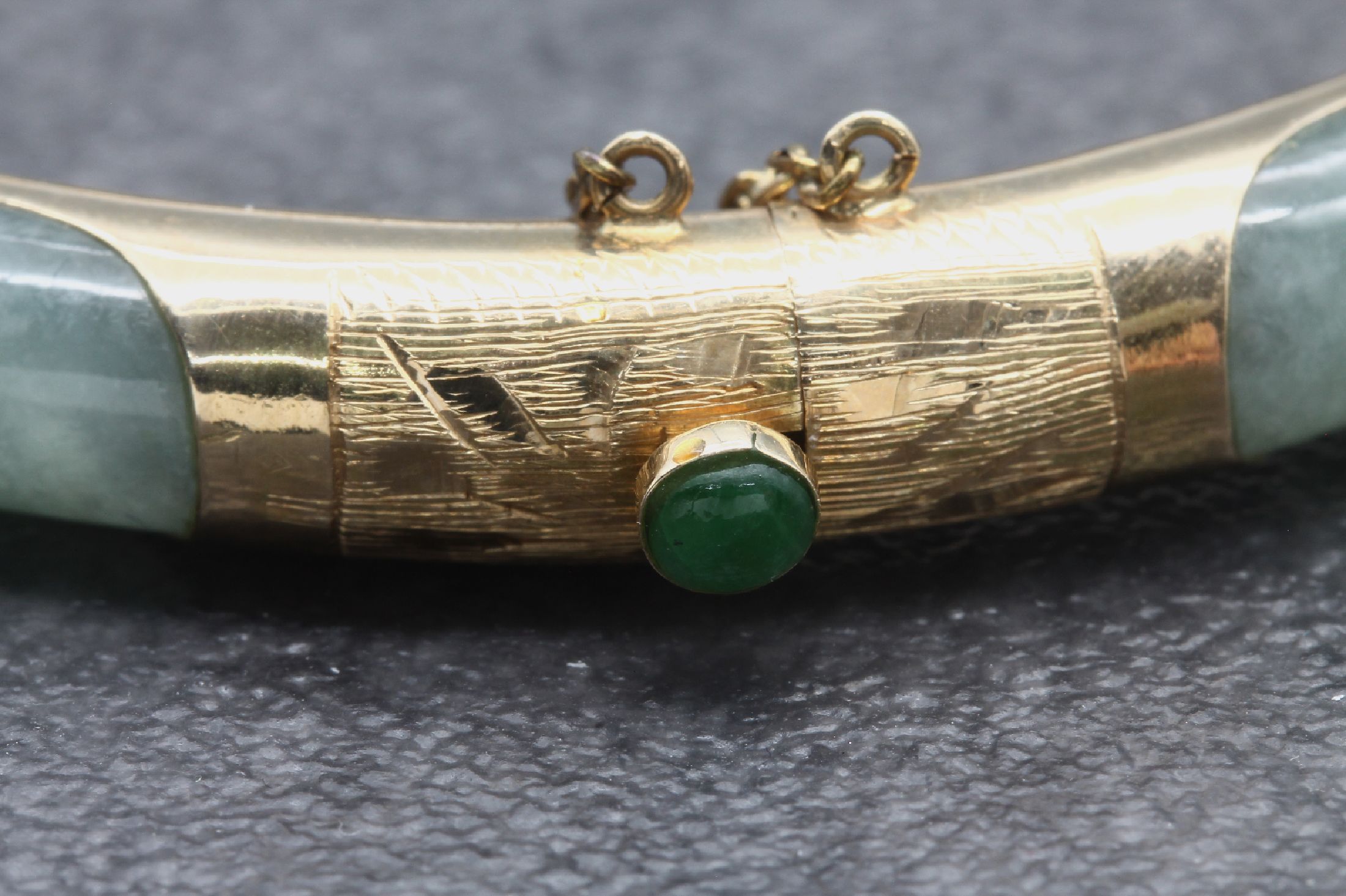 Detail b: Konvolut mit Jade: Pi-Scheibe Fassung und Kette 14 kt Gold, GG 585/000, Durchm. ca. 4.7 cm, L ca. 52 cm und Armreif mit GG 585/000-Montur, Durchm. ...