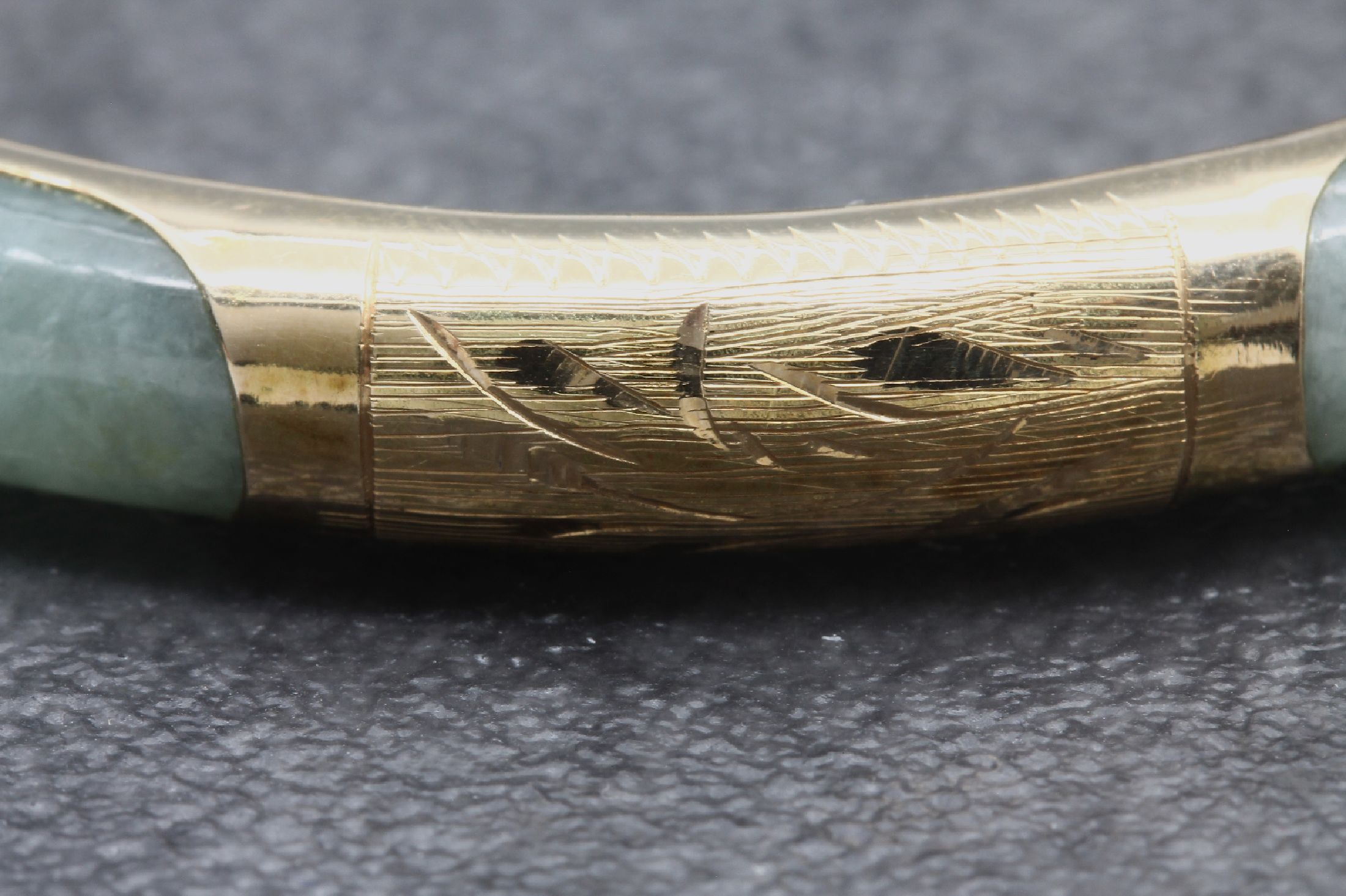 Detail c: Konvolut mit Jade: Pi-Scheibe Fassung und Kette 14 kt Gold, GG 585/000, Durchm. ca. 4.7 cm, L ca. 52 cm und Armreif mit GG 585/000-Montur, Durchm. ...