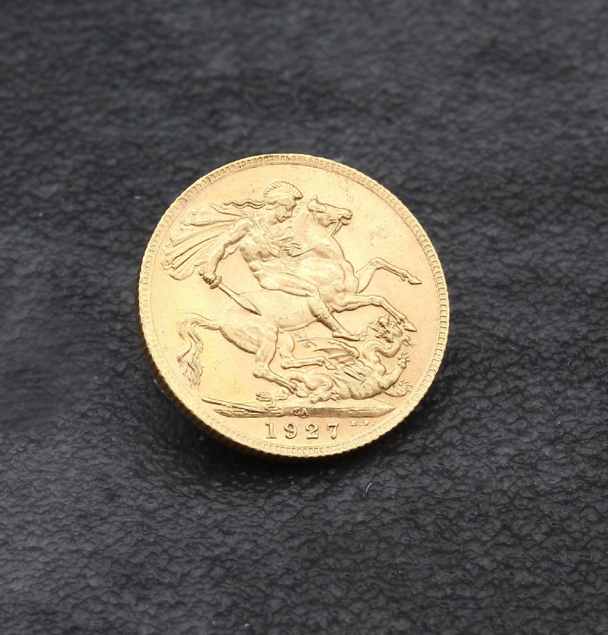 Detail a: Goldmünze Sovereign 1927, Georg V., RS: St. Georg hoch zu Ross mit dem Drachen kämpfend