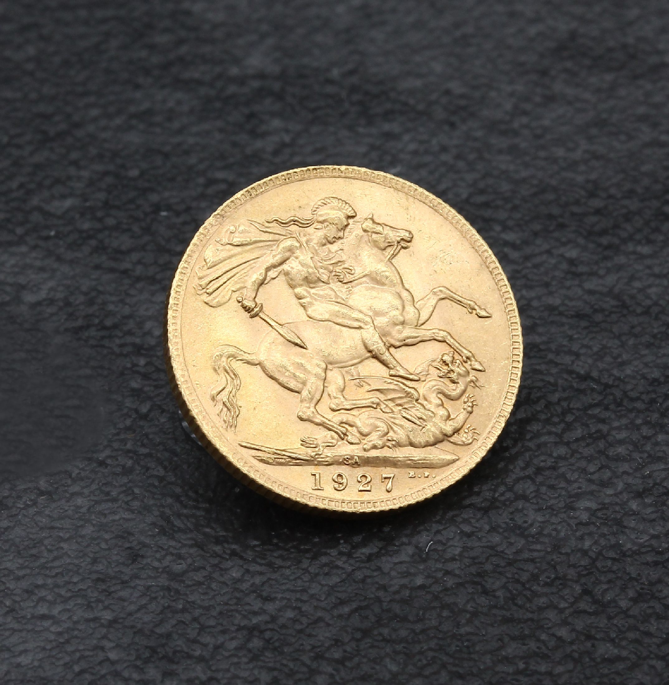 Detail b: Goldmünze Sovereign 1927, Georg V., RS: St. Georg hoch zu Ross mit dem Drachen kämpfend