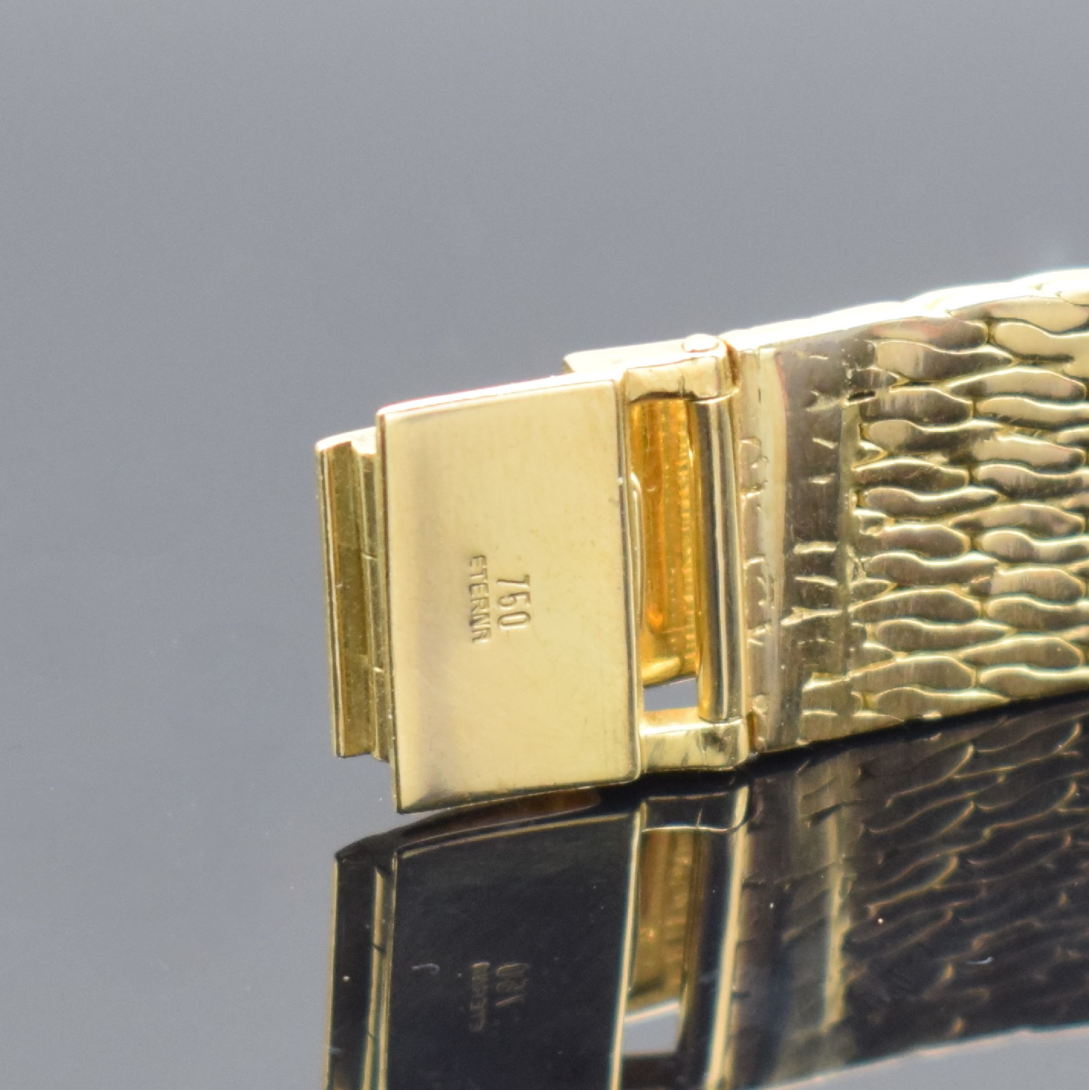 Detail c: ETERNA Damenarmbanduhr in GG 750/000, Schweiz um 1960, Handaufzug, 2-teil. Gehäuse, Boden aufgedr., Milanaiseband, silb. Zifferbl. m. aufges. gold. ...