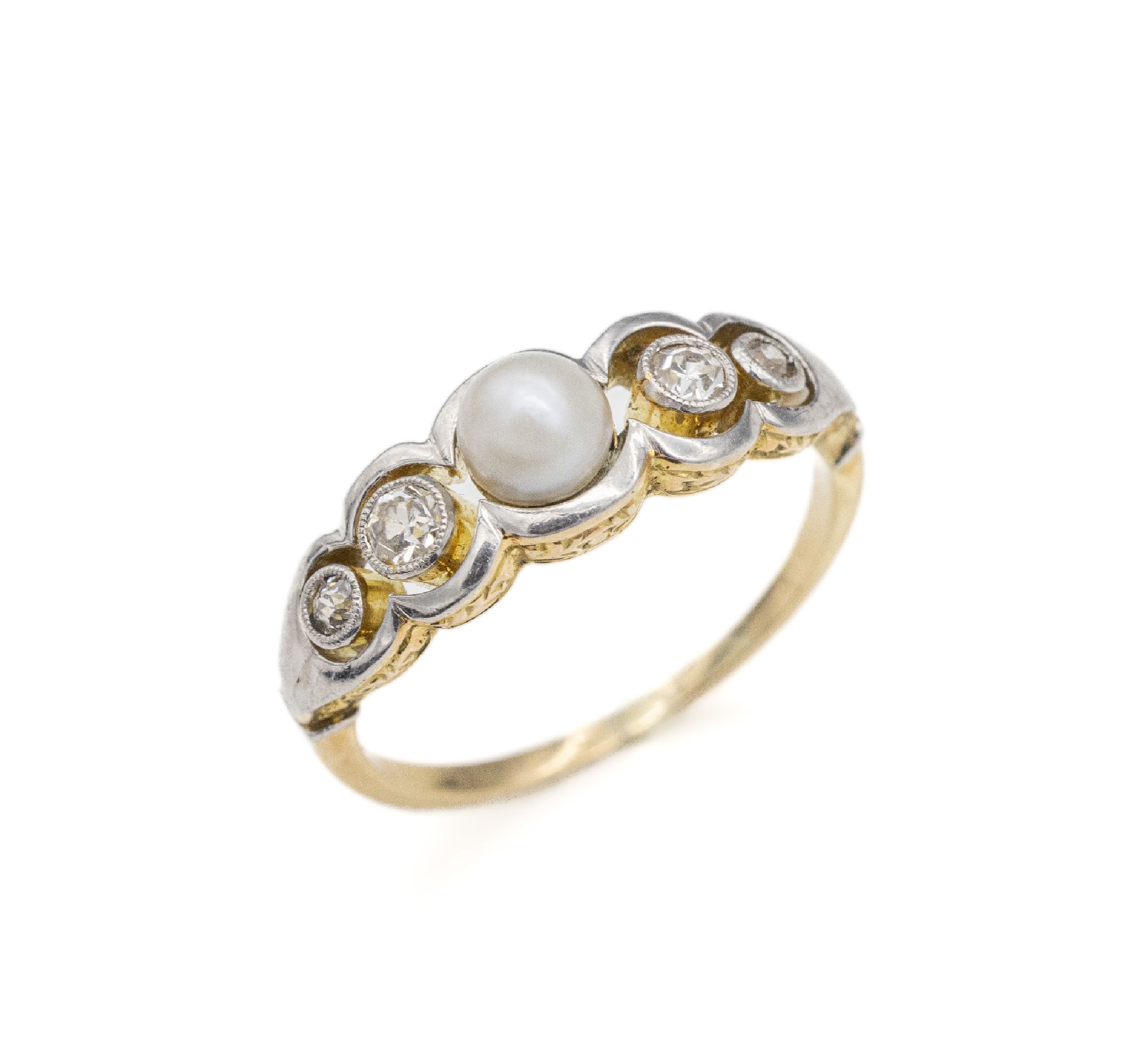 18 kt Gold Diamant-Perl-Ring, GG 750/000, um 1910, Schauseite platiniert, mittig kl. Perle, D. ca. 5 mm, seitl. insg. 4 Altschliffdiamanten, RW 50, ...