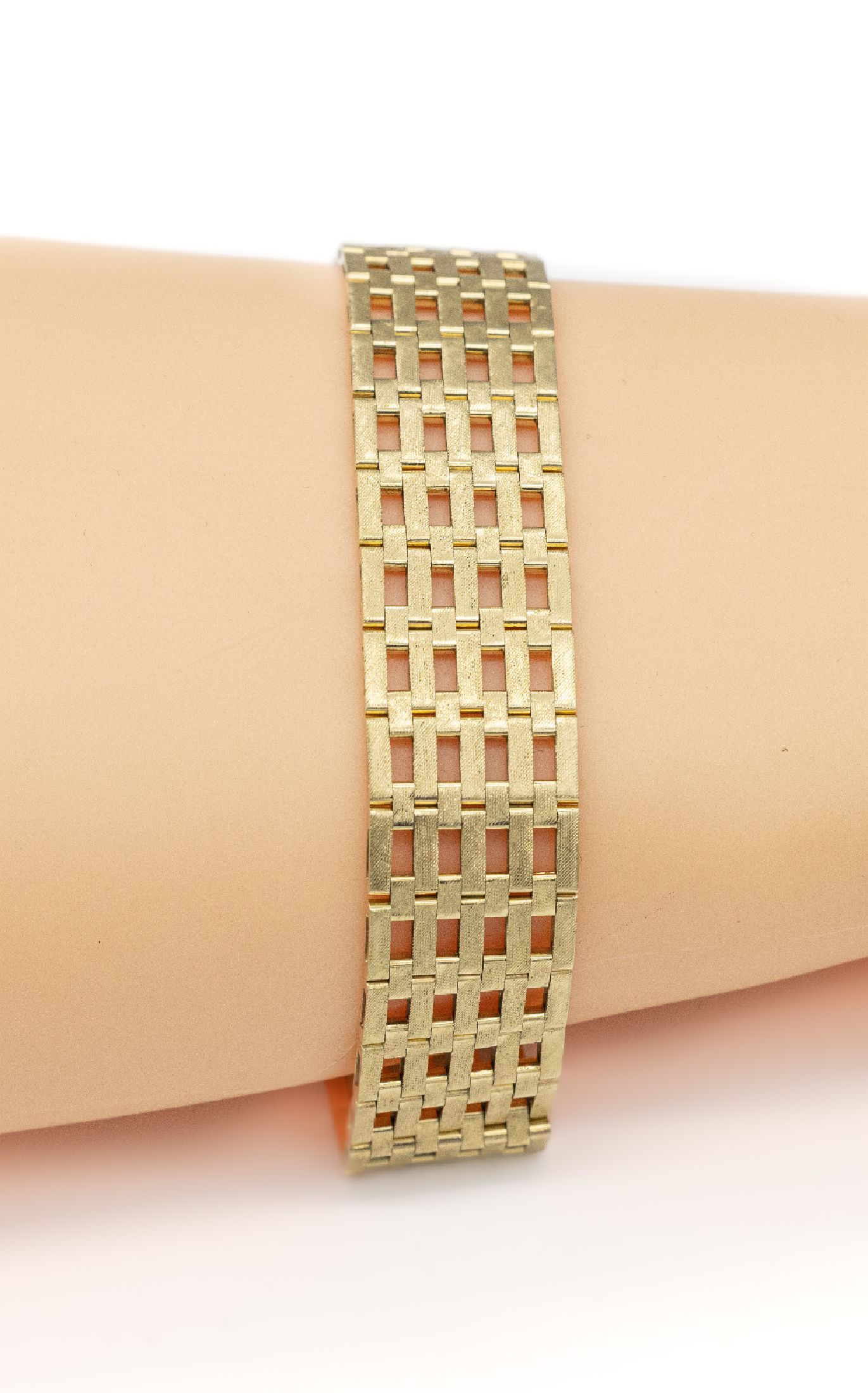 14 kt Gold Armband, GG 585/000, L. ca. 19.5cm, B. ca. 1.5 cm, Kastenschloss mit 2 Sicherheitsachten, ca. 30.1 g