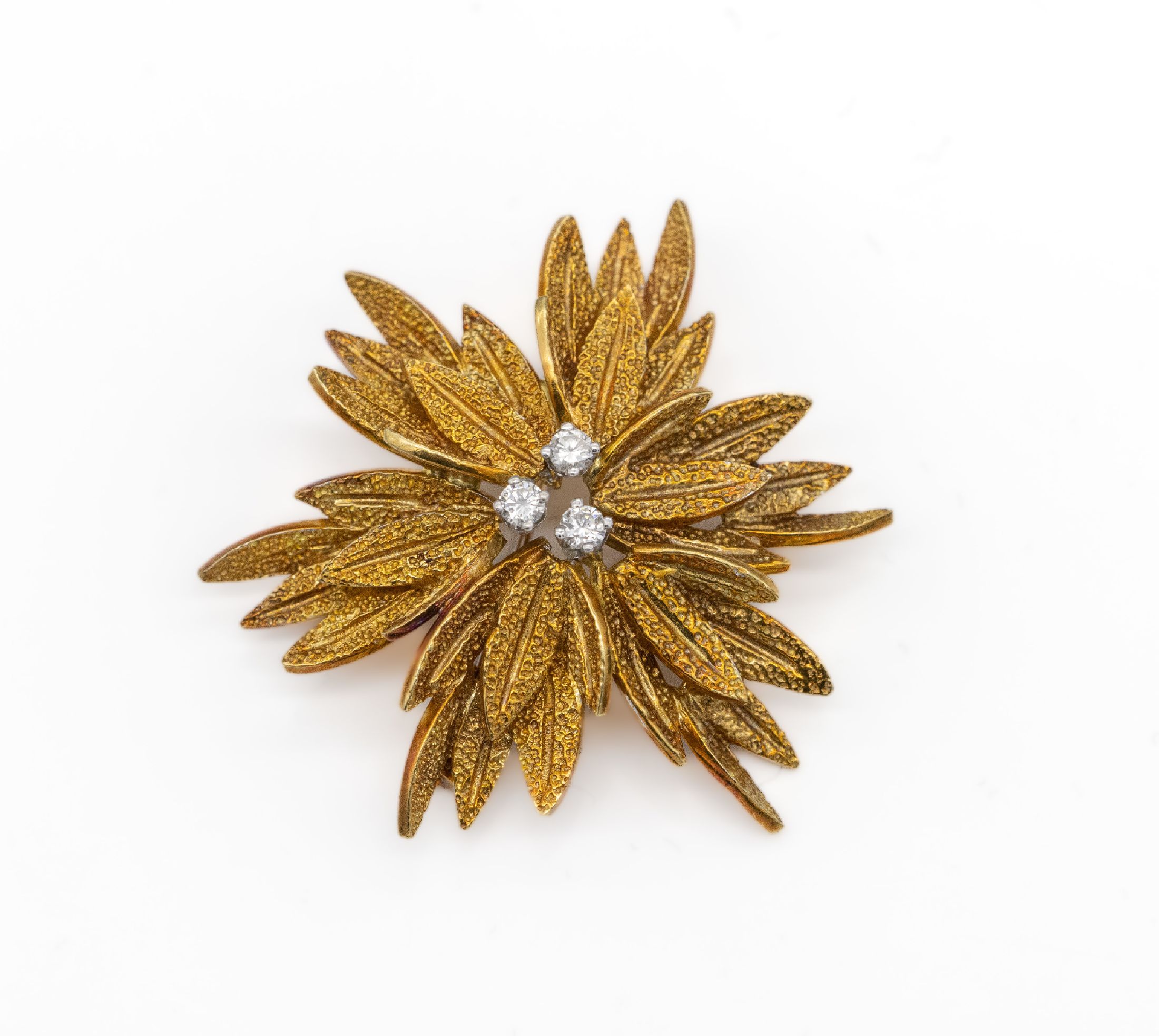 18 kt Gold Brillant-Brosche, GG 750/000, abstrakt florale Gestaltung, mittig 3 Brillanten zus. ca. 0.12 ct (grav.) feines Weiß-Weiß/vs, ca. 3.5 x ...