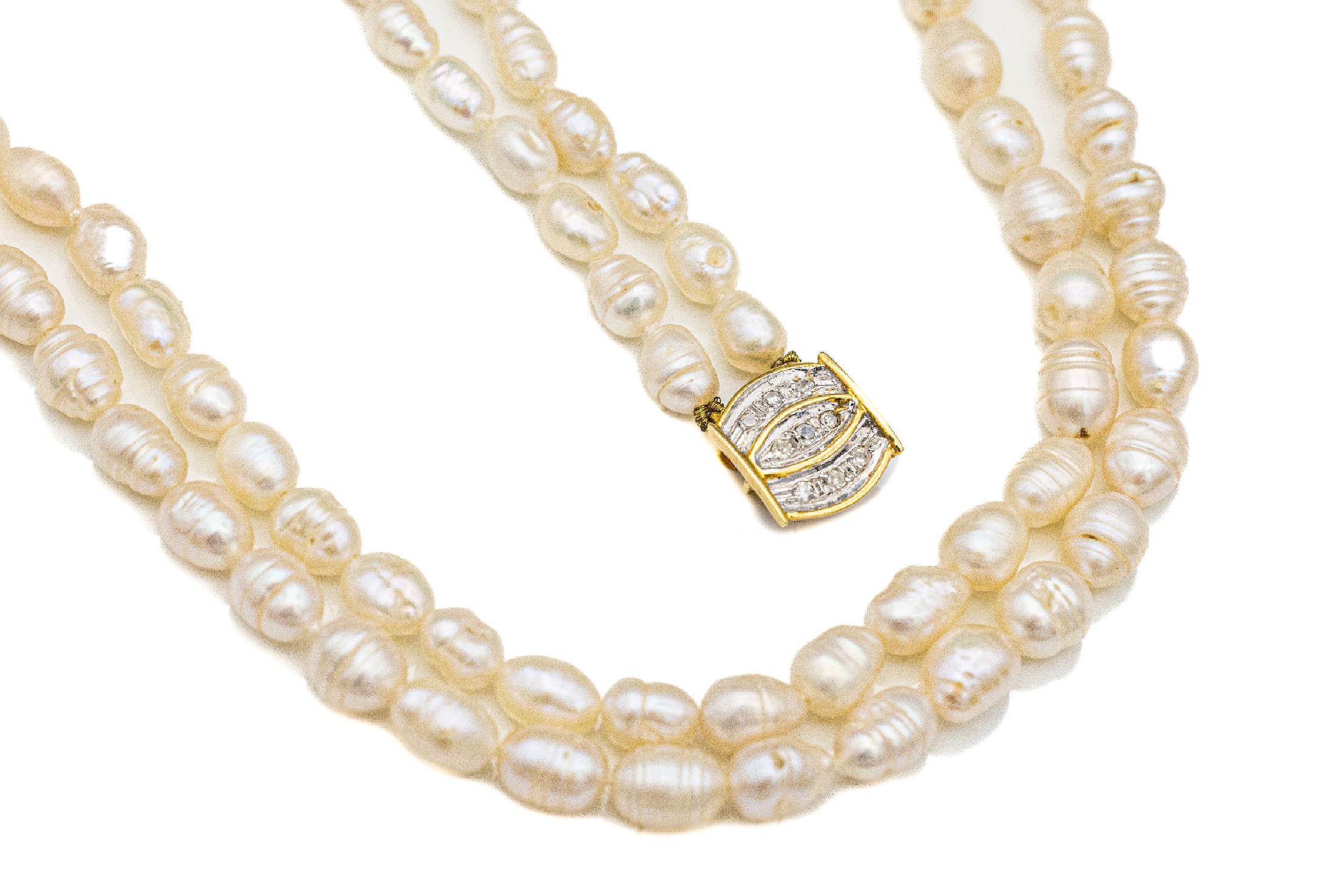 2-reihiges Zuchtperlcollier, Schließe GG/WG 585/000 mit kl. Diamantbesatz, L. ca. 40.5 cm