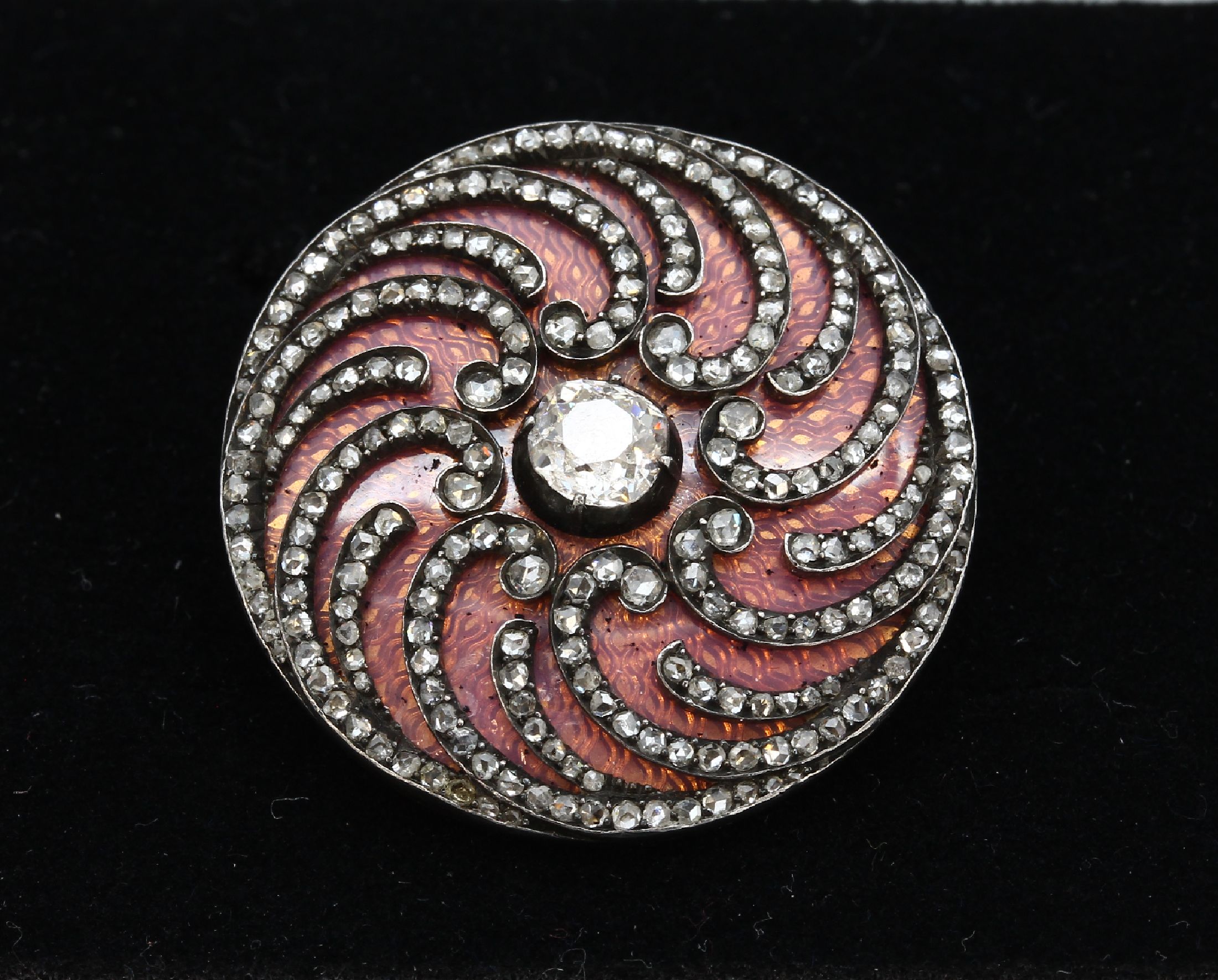 Detail a: 14 kt Gold Diamant-Brosche, GG 585/000 gepr., Schauseite Silber, um 1920, guillochierter Grund mit transluzid rosafarb. Email, aufgelegte ...
