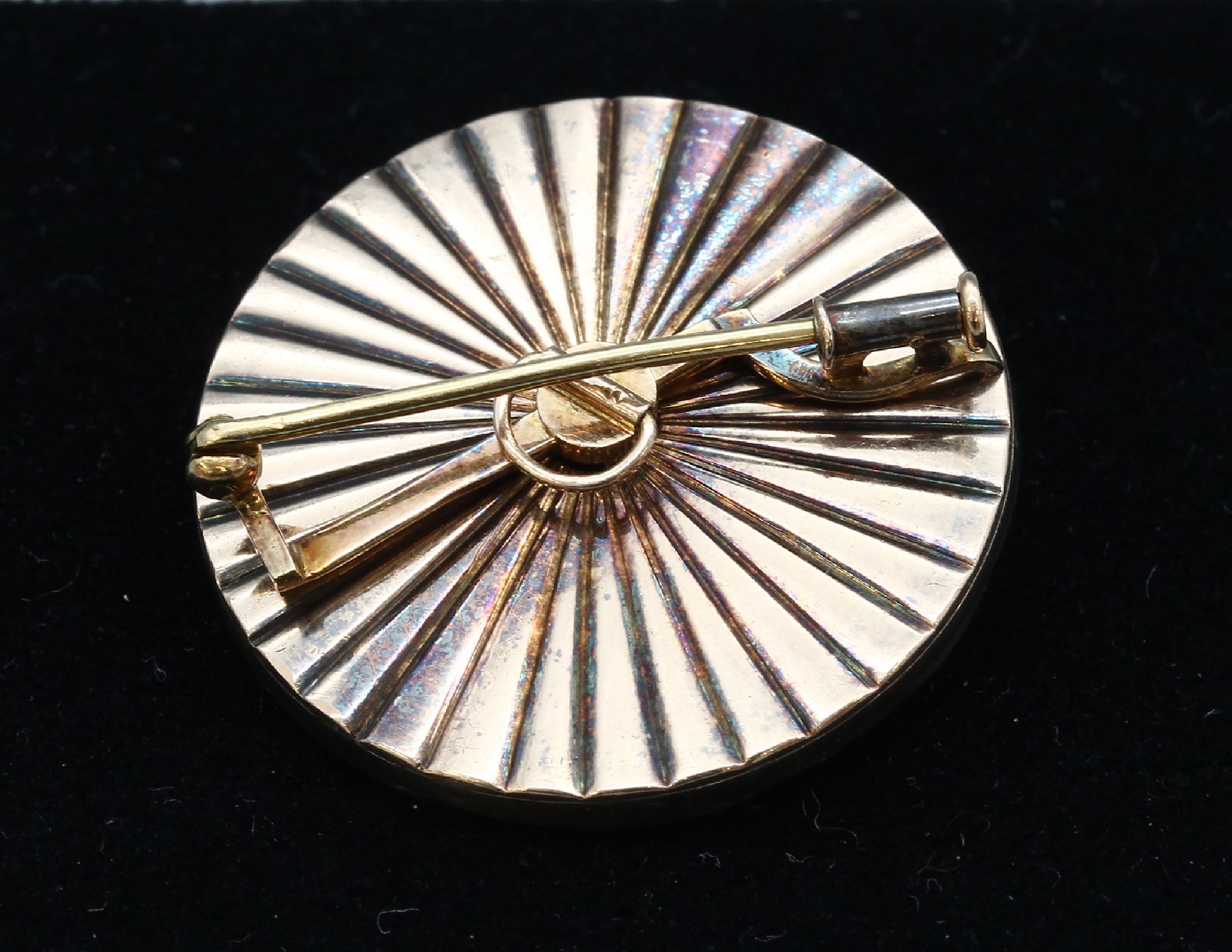 Detail b: 14 kt Gold Diamant-Brosche, GG 585/000 gepr., Schauseite Silber, um 1920, guillochierter Grund mit transluzid rosafarb. Email, aufgelegte ...