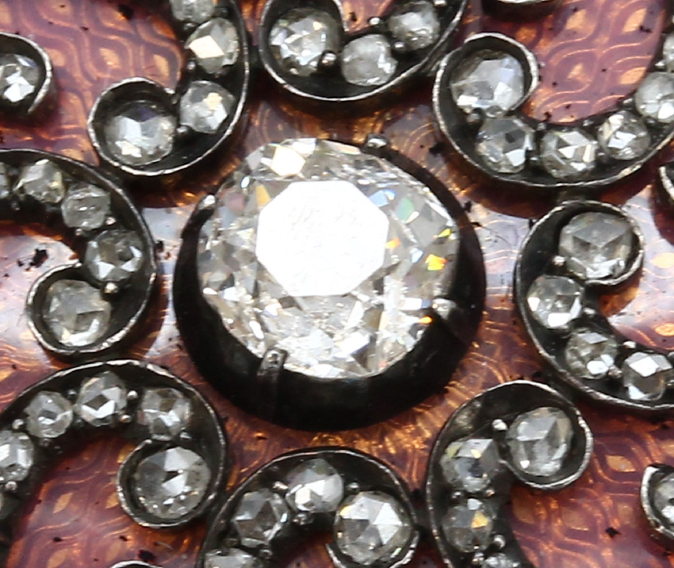 Detail c: 14 kt Gold Diamant-Brosche, GG 585/000 gepr., Schauseite Silber, um 1920, guillochierter Grund mit transluzid rosafarb. Email, aufgelegte ...