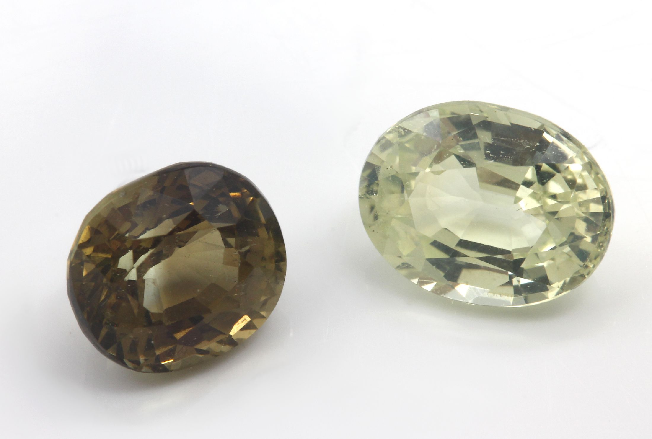 Konvolut 2 lose Chrysoberylle: 1 x 1.99 ct, oval mixed cut, greenish yellow; 1 x 2.02 ct, oval mixed cut, yellowish green, jeweils GCI-Lab-Expertise