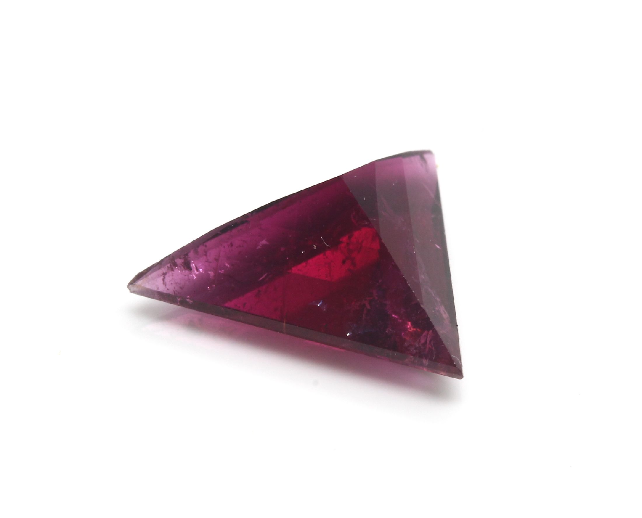 Detail a: Loser Rubellit-Triangel ca. 3.75 ct, ca. 14 x 13 mm